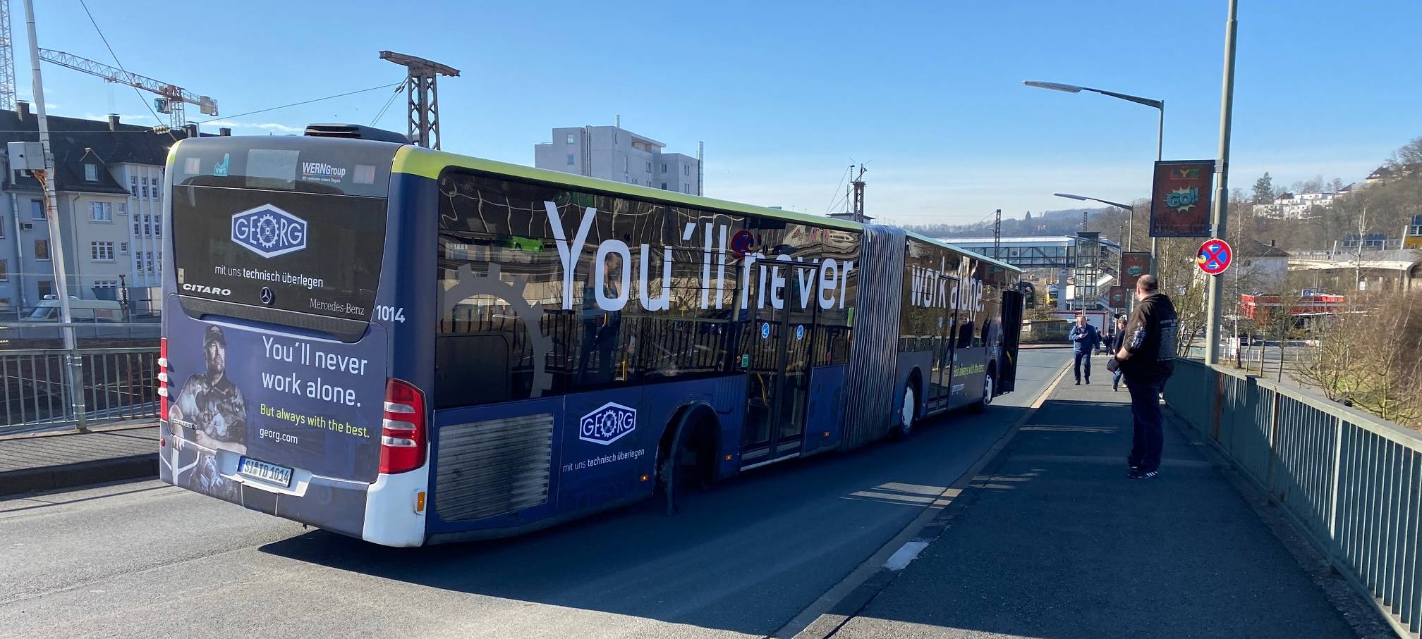 Bus verliert Reifen auf der Hufeisenbrücke