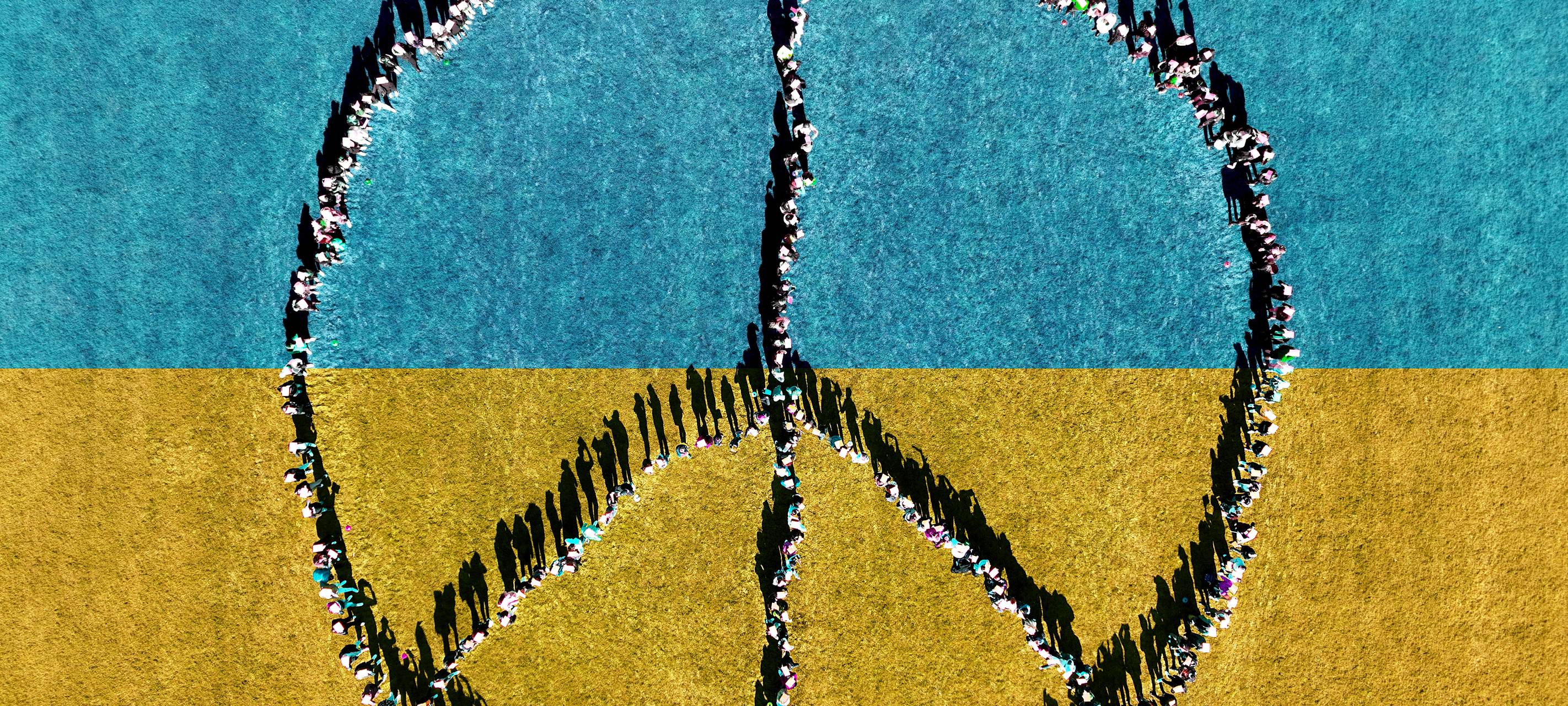 Das Peace-Zeichen mit den beteiligen Schülern