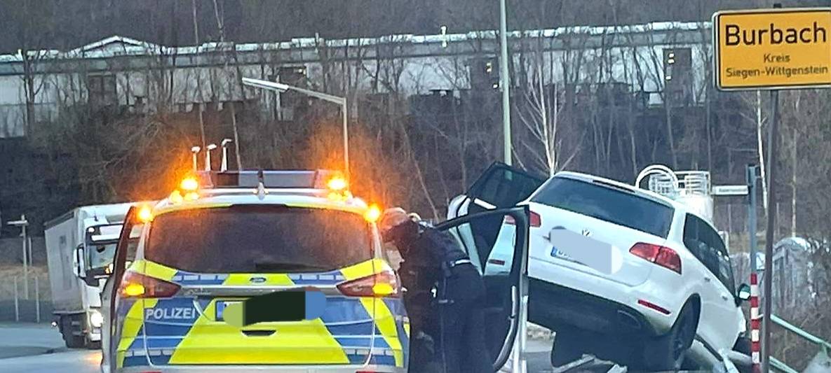 SUV prallt gegen Geländer