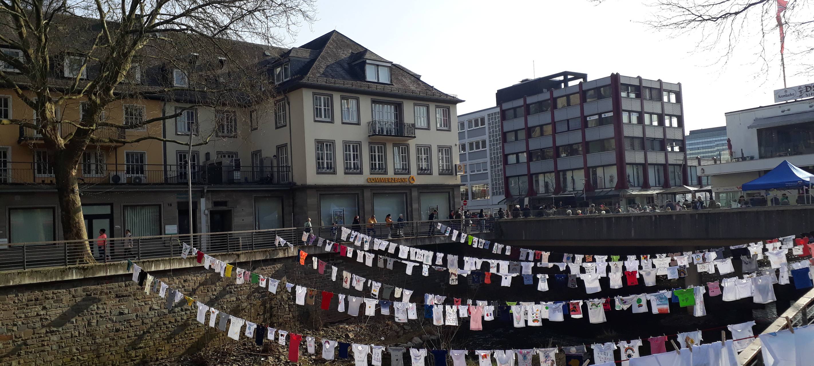 T-Shirts leuchten über der Sieg