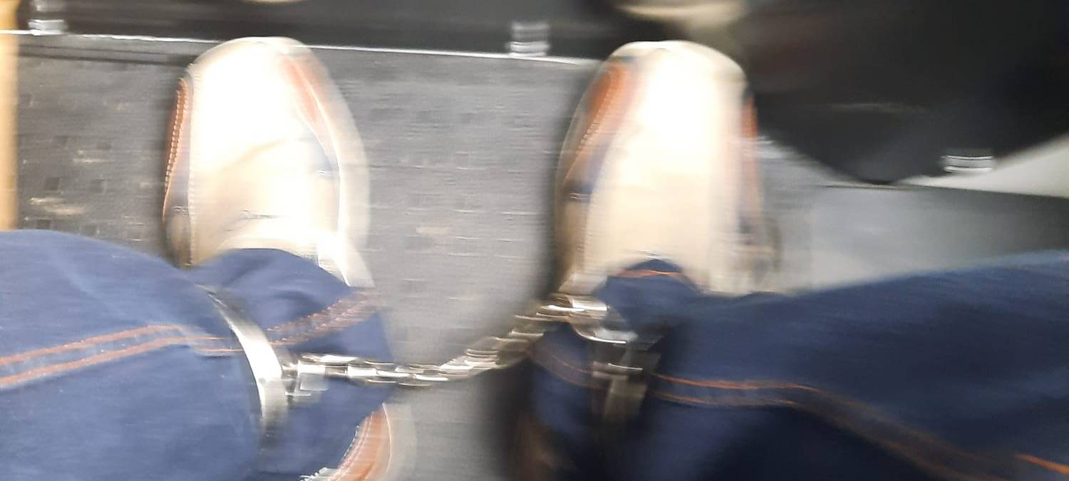 Die Füße von Robert Muradyan in Fesseln