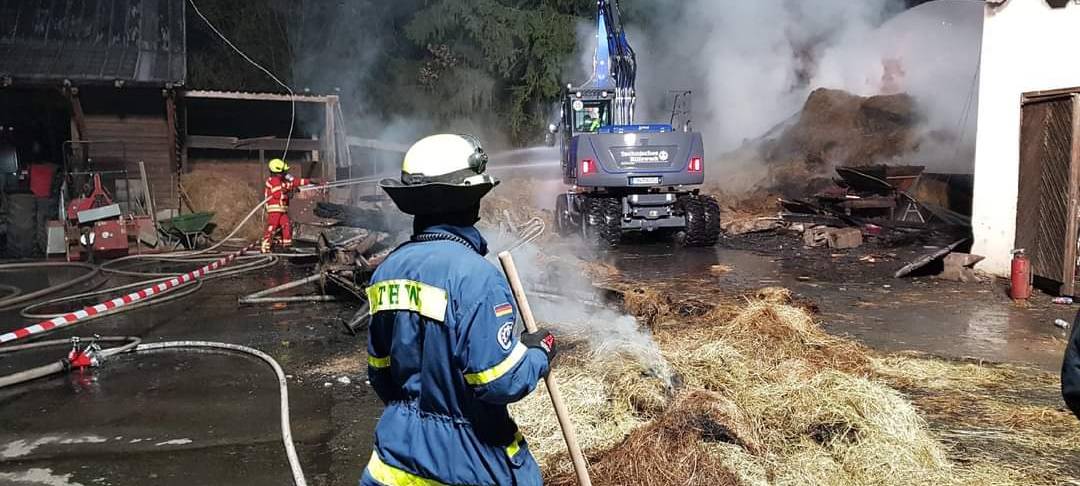 Scheune steht in Flammen