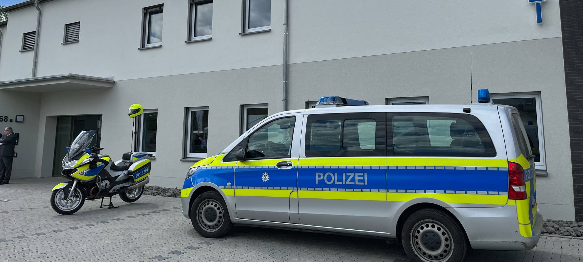 Die Polizeiwache im Bild. Ein weißer Neubau-Kasten