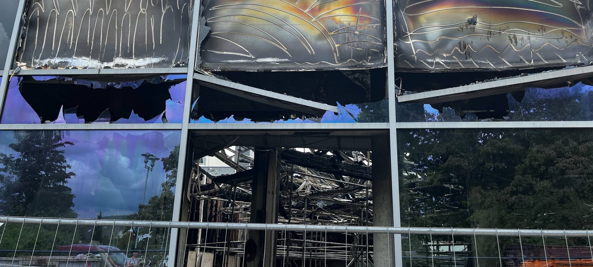 Abgebrannte Stadthalle: Ermittlungen laufen
