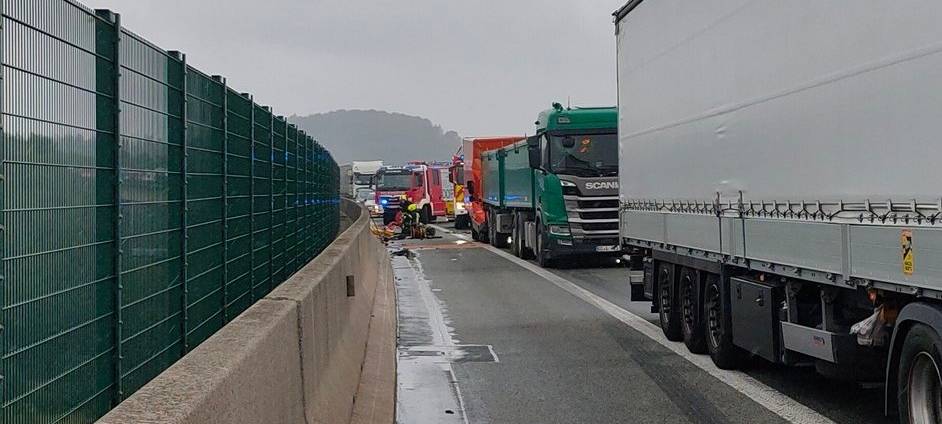 Feuerwehrleute arbeiten an den verunfallten LKW