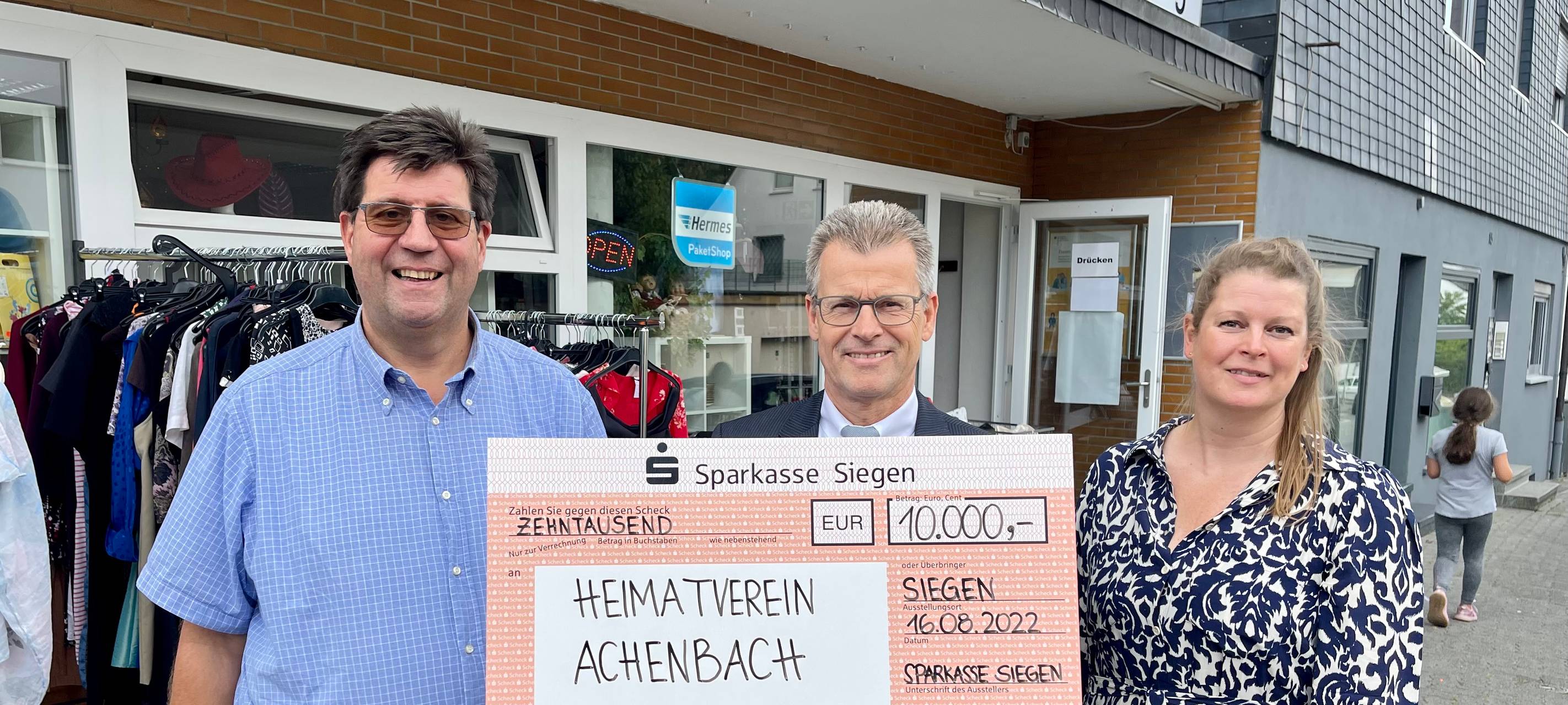 Sparkasse Siegen spendet für Flüchtlingshilfe in Achenbach