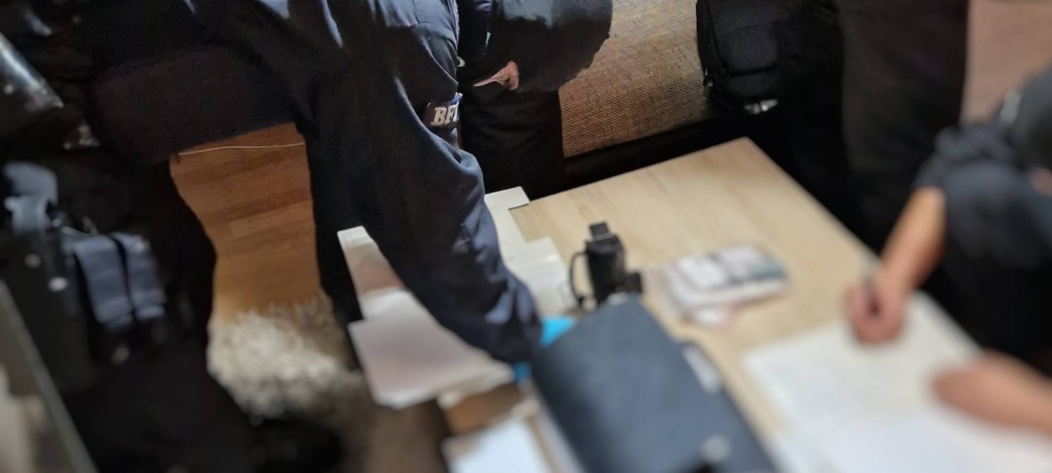 Die Polizisten durchsuchen eine Wohnung