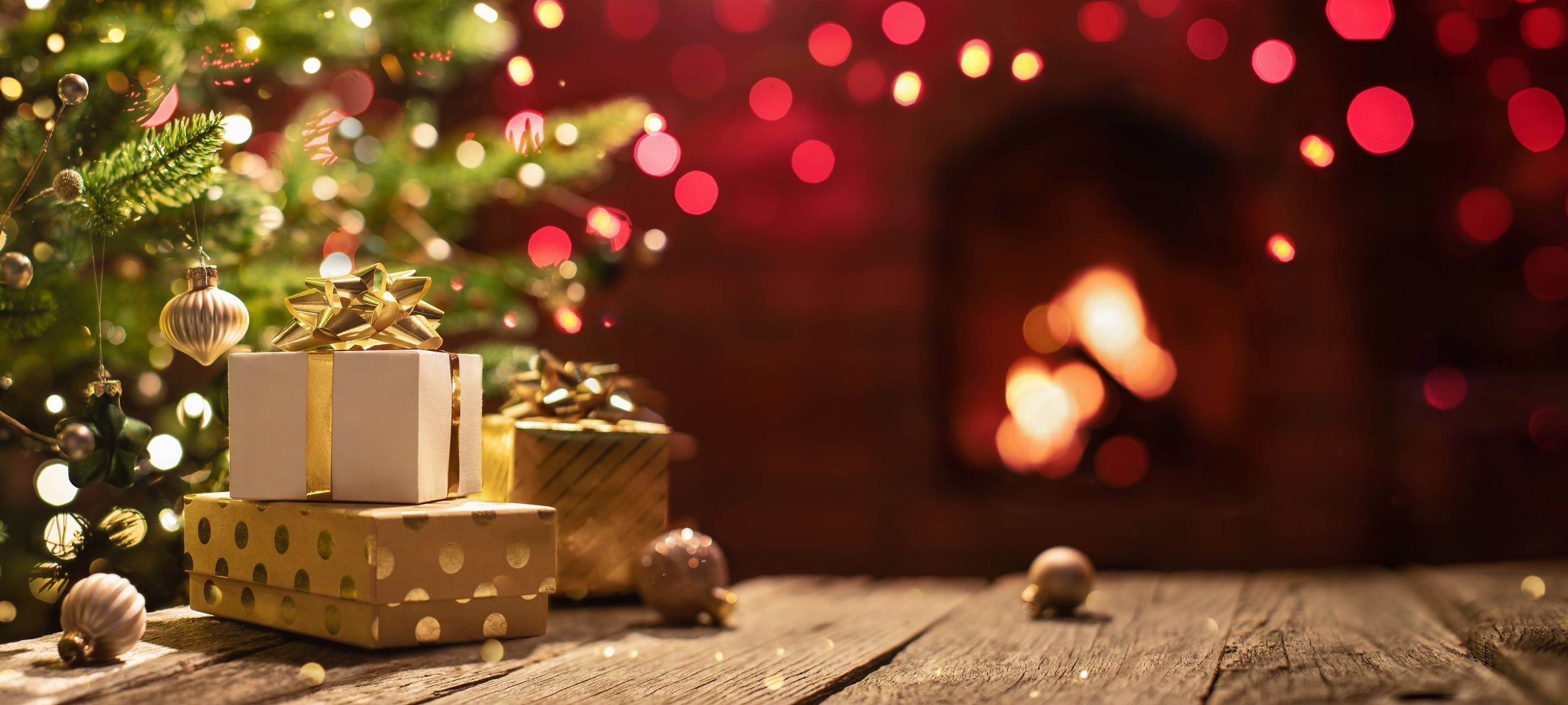 Geschenke unter Weihnachtsbaum