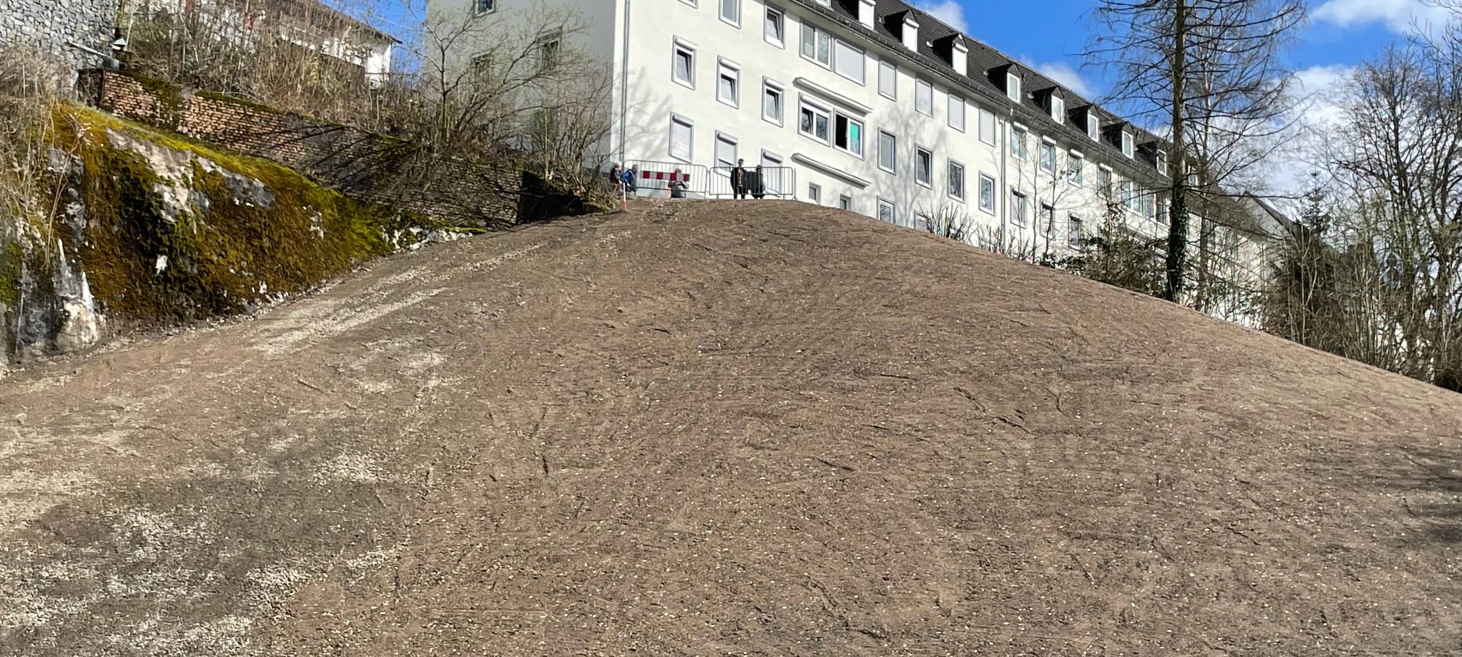 Hang unter dem Klingelschacht gesichert - Ärger um Parkplatz