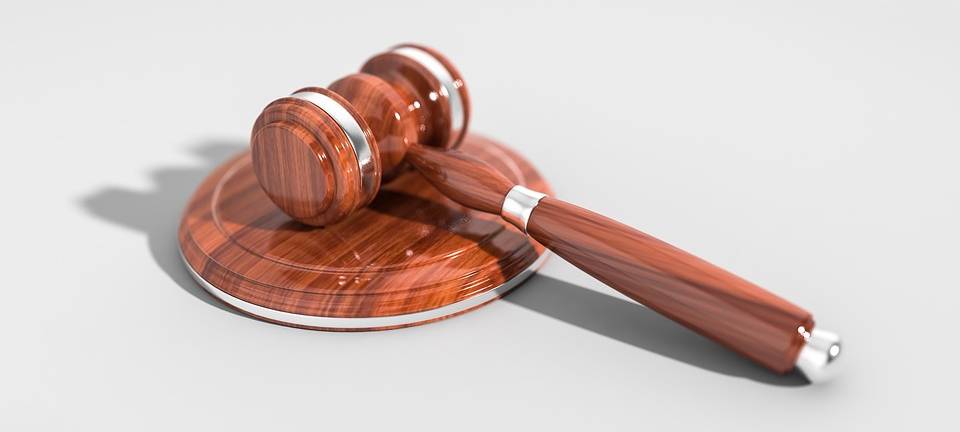 5 Männer stehen vor dem Siegener Landgericht