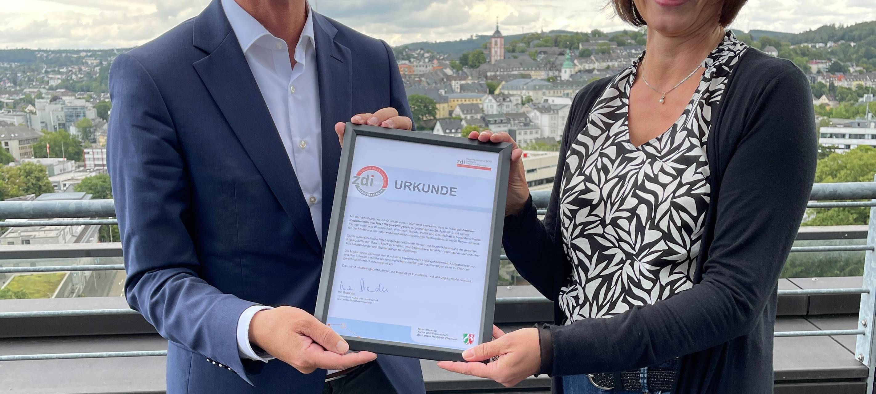Für seine erfolgreiche Netzwerkarbeit ist das zdi-Zentrum (Zukunft durch Innovation) Siegen-Wittgenstein jetzt erneut durch das Ministerium für Kultur und Wissenschaft NRW mit dem zdi-Qualitätssiegel 2023 ausgezeichnet worden.