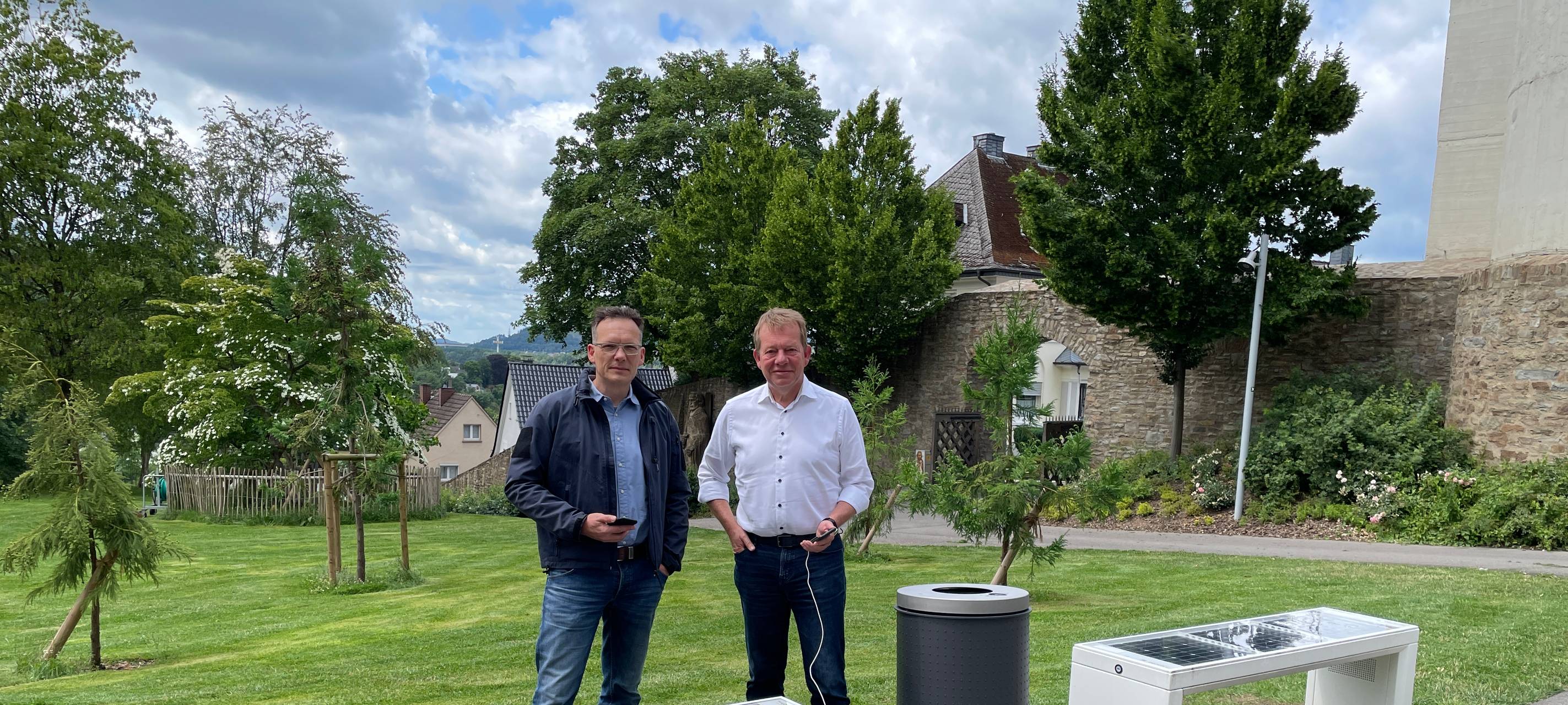 Neue Solarbänke im Siegener Schlosspark