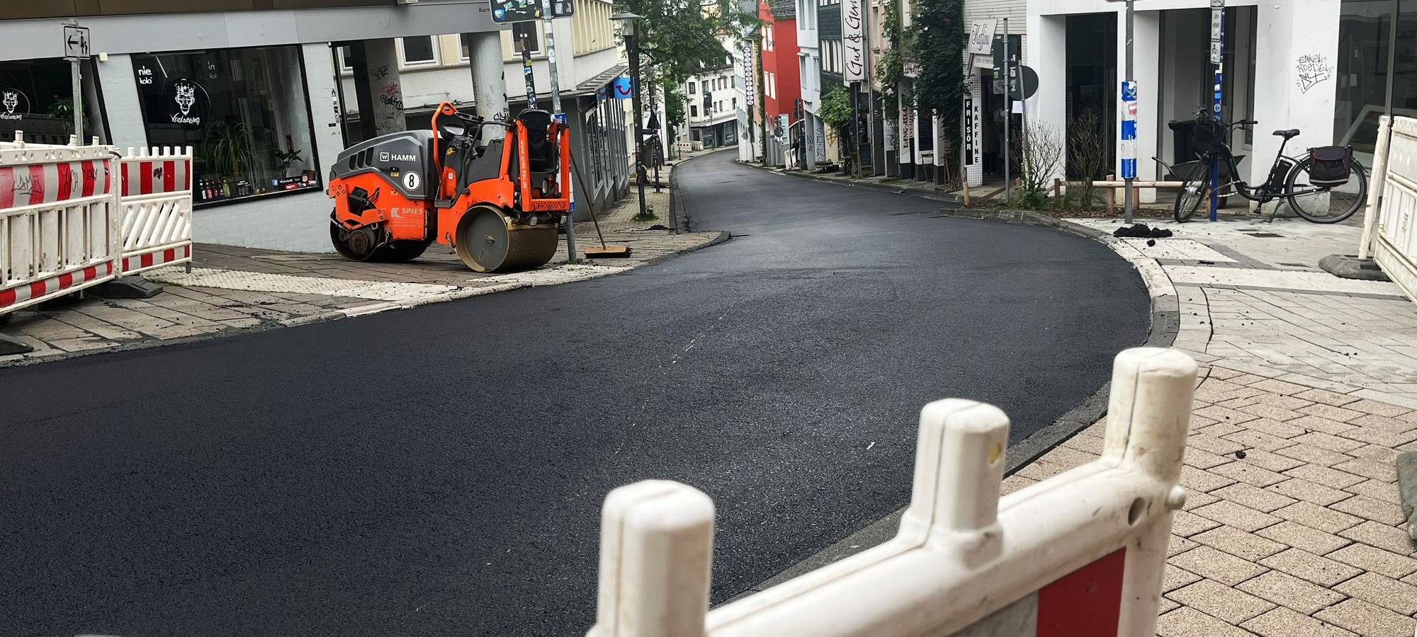 Die Sanierung der "Löhrstraße/Straße Markt" in der Siegener Oberstadt ist bis auf wenige Restarbeiten wie angekündigt bis Samstag (05. August 2023) abgeschlossen. Trotz der schlechten Wetterlage wurde die marode Deckschicht unter großem Einsatz der bauausführenden Firma saniert, informiert die städtische Straßen- und Verkehrsabteilung.