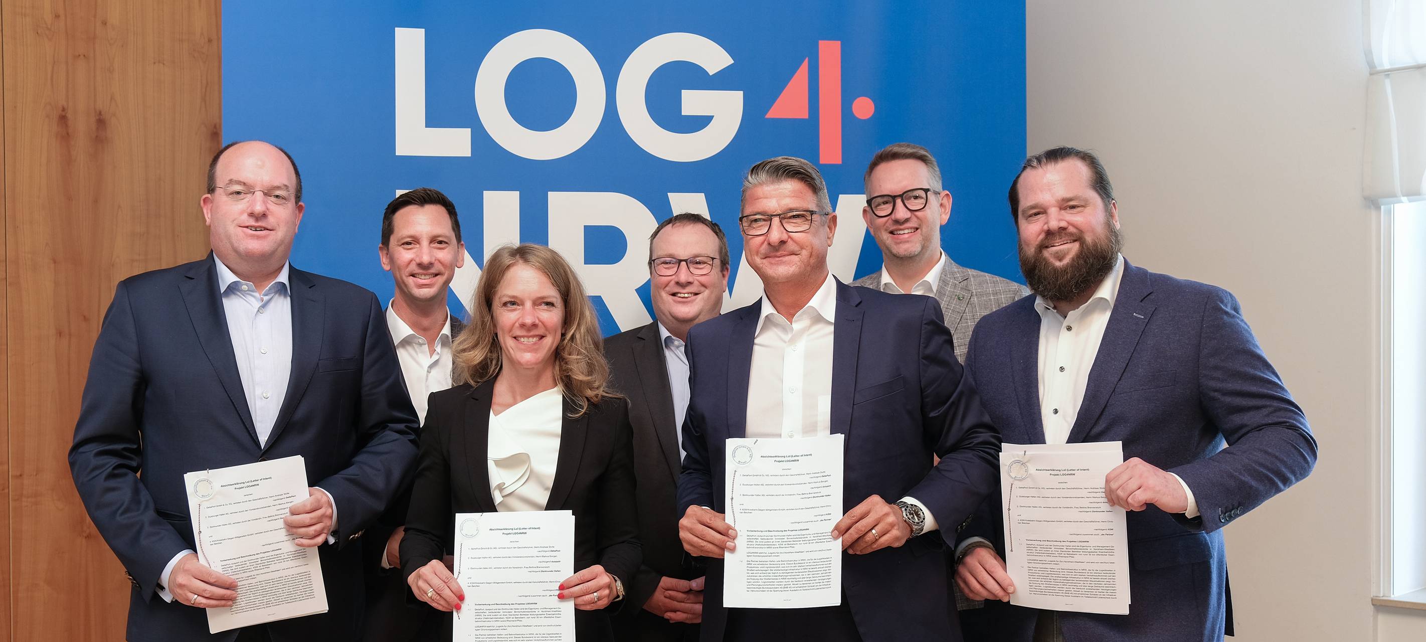 DeltaPort, duisport, der Hafen Dortmund sowie die Kreisbahn Siegen-Wittgenstein werden unter dem Projektnamen "LOG4NRW" zeitnah ein Bahn- und Binnenschiffsystem etablieren, mit dem ein erheblicher Anteil der Lkw-Verkehre in Nordrhein-Westfalen von der Straße auf Schienen und Wasserstraßen verlagert werden kann. Die Schirmherrschaft für das Projekt übernimmt Oliver Krischer, Minister für Umwelt, Naturschutz und Verkehr des Landes Nordrhein-Westfalen.