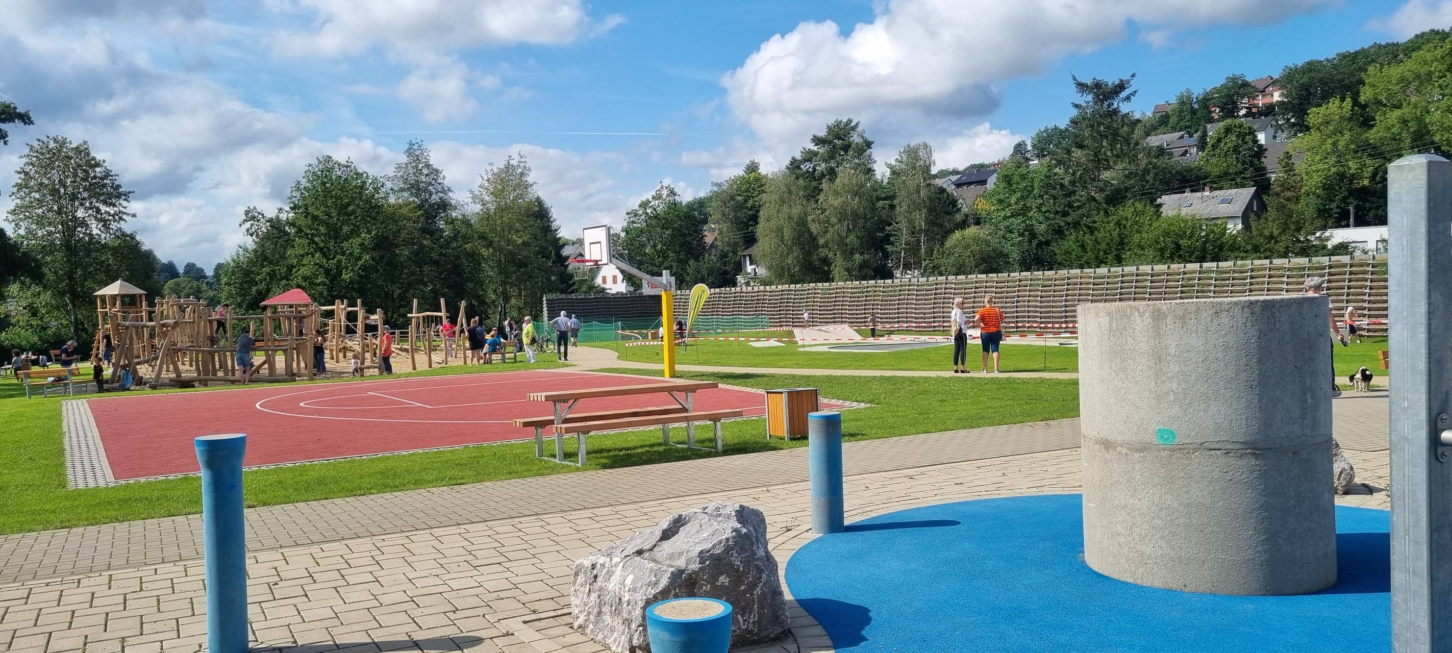 Kinder und Jugendliche haben in Netphen jetzt viel Platz, um sich zu bewegen. Hinter dem N-FLOW Freizeitpark wurde gestern ein neuer Bewegungspark eröffnet.