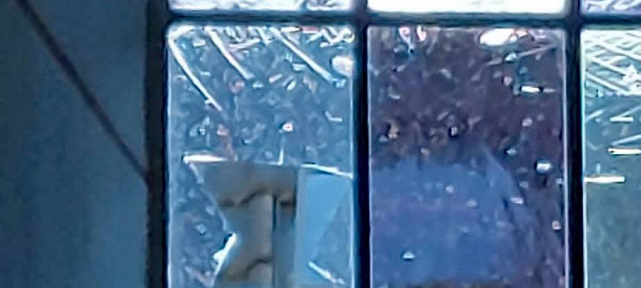 Es zieht aktuell in der evangelischen Kirche in Wingeshausen. Unbekannte haben hier ein Fenster eingeworfen - vermutlich mit Äpfeln.