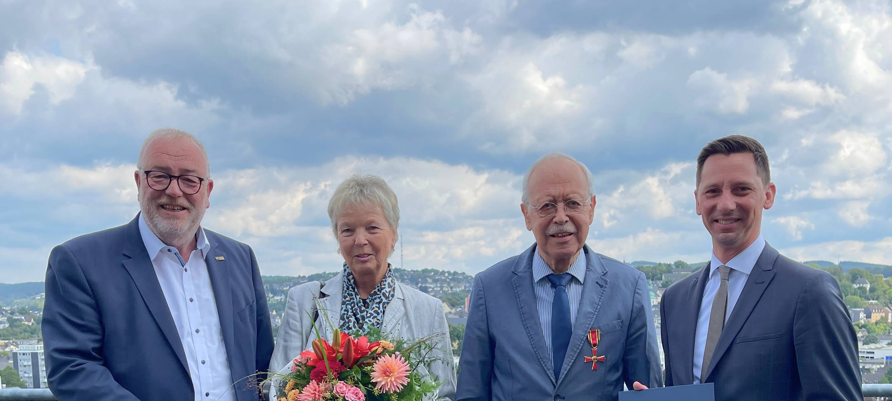 Er blickt auf 45 Jahre Kommunalpolitik zurück. Unter anderem dafür hat Karl Heinz Schleifenbaum aus Littfeld jetzt das Bundesverdienstkreuz bekommen. Das teilt die Siegen-Wittgensteiner Kreisverwaltung mit. Er saß mehr als 40 Jahre lang für die SPD im Kreuztaler Rat – davon 37 Jahre als Fraktionsvorsitzender. Außerdem war er 40 Jahre lang Vorsitzender im Sportverein TV Hoffnung Littfeld.