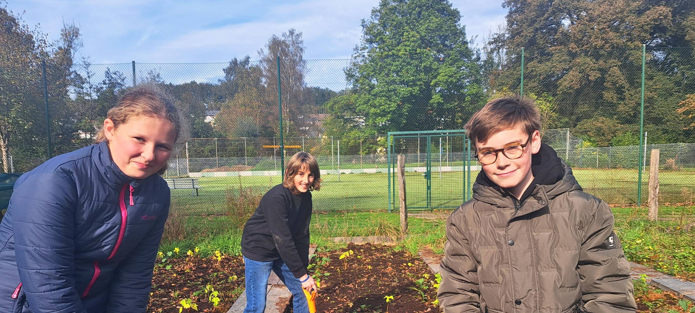 Schüler pflanzen Bäume an Breitenbachtalsperre