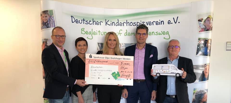 Kinderhospizverein Olpe erhält 5000 Euro Spende für einen neuen Bus
