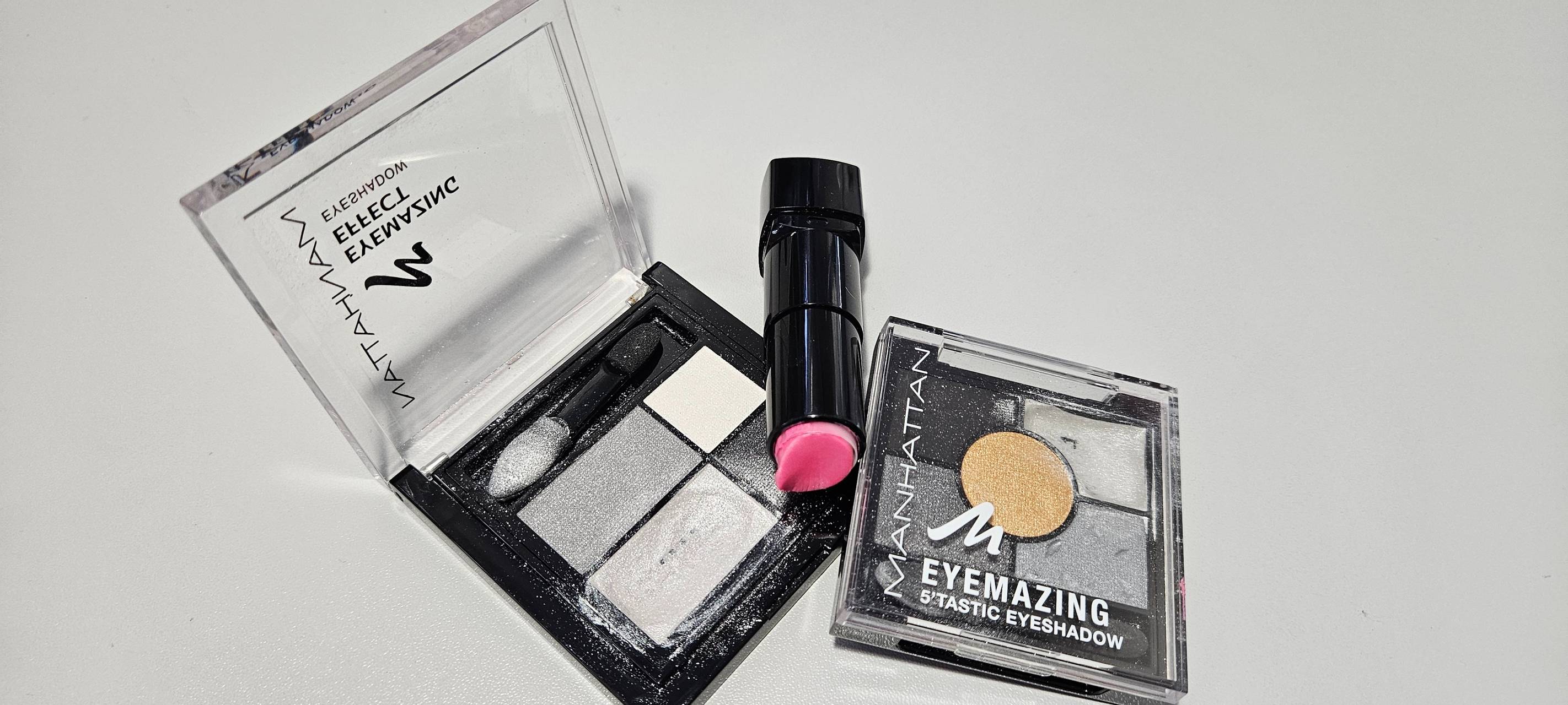 Silberner Lidschatten und ein pinker Lippenstift