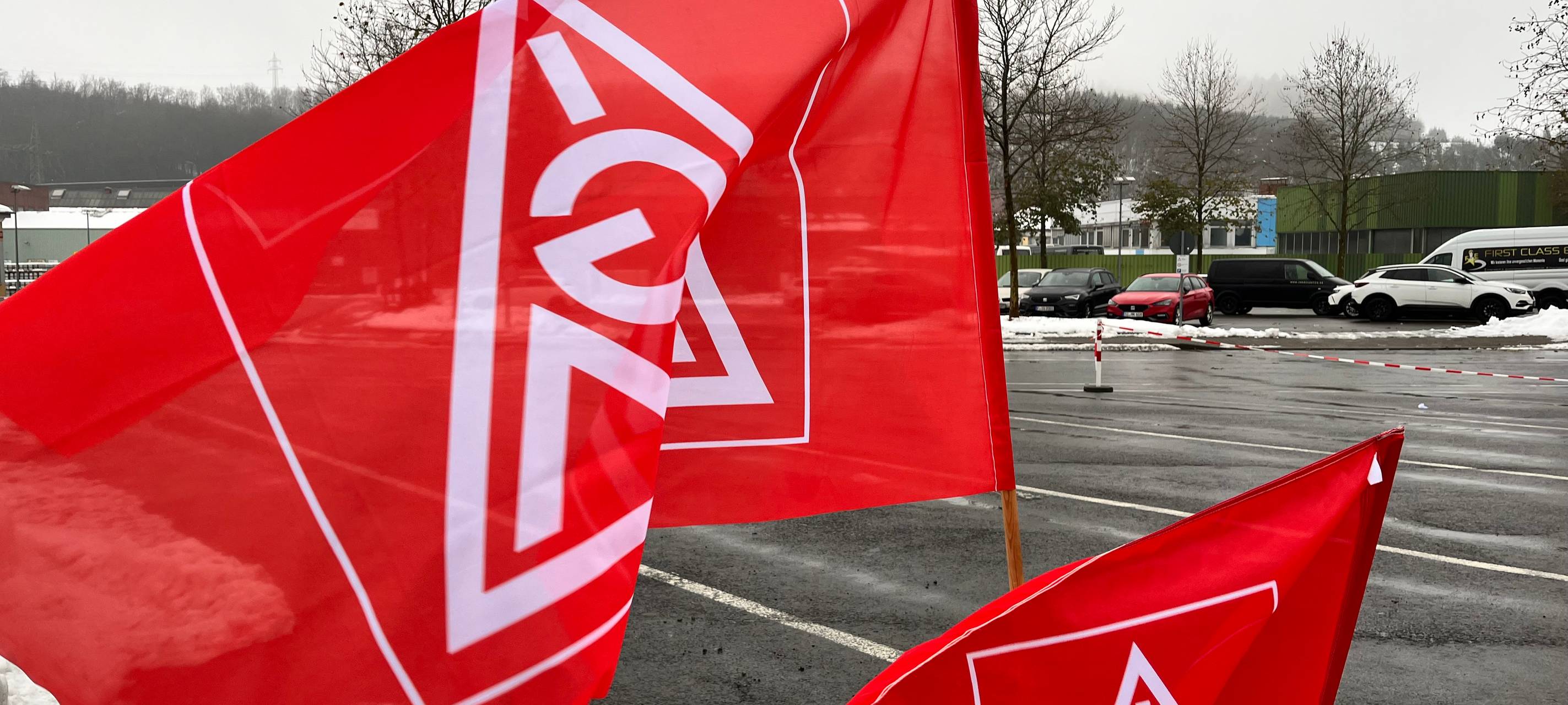Die IG Metall Siegen sieht 20.000 Arbeitsplätze in unserer Region in Gefahr und hat deshalb zu einer Protestveranstaltung auf der Siegbrücke in Siegen aufgerufen.