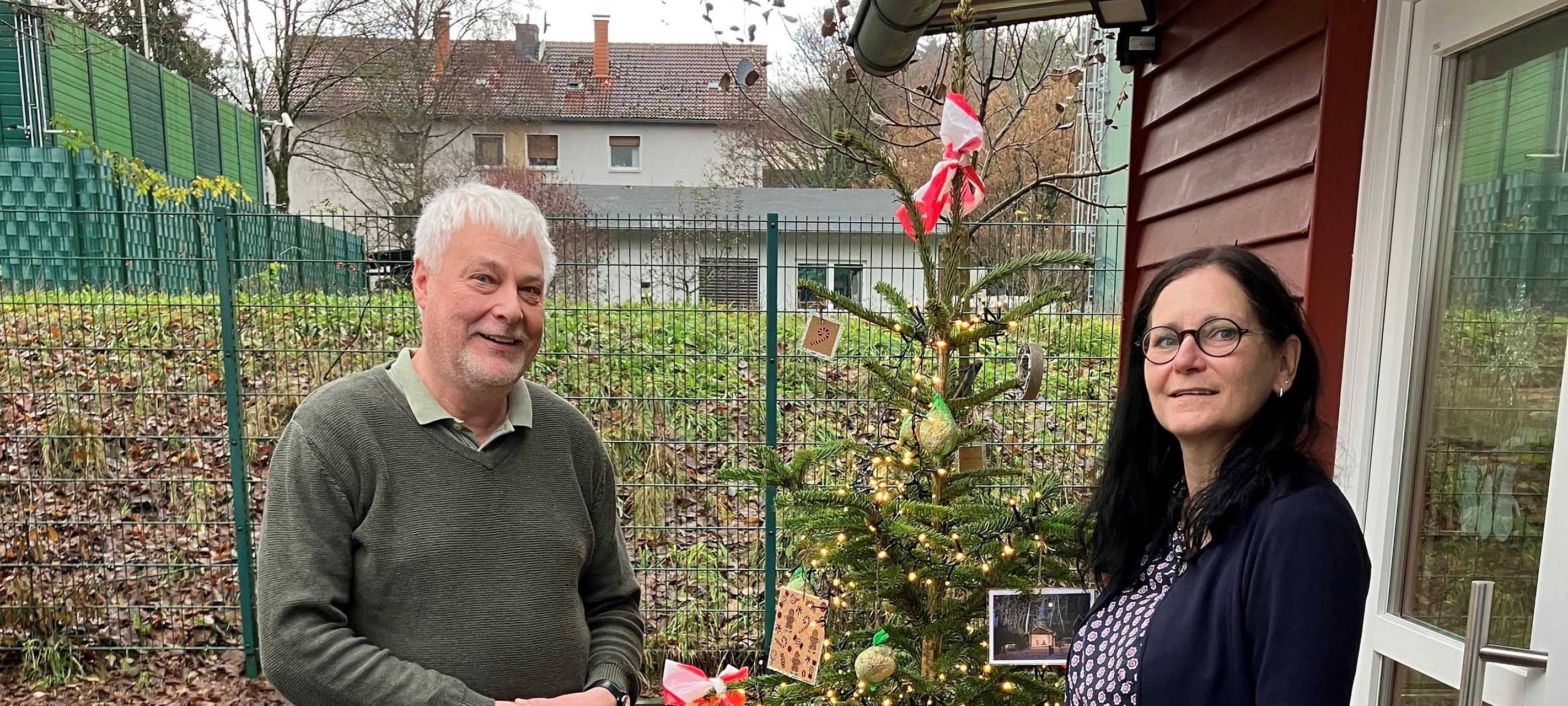 Dankbar für die Spenden der FEG Siegen-Geisweid zeigen sich Hilla Middelüth und Johannes Schmidt von der Wohnungslosenhilfe der Diakonie Soziale Dienste.