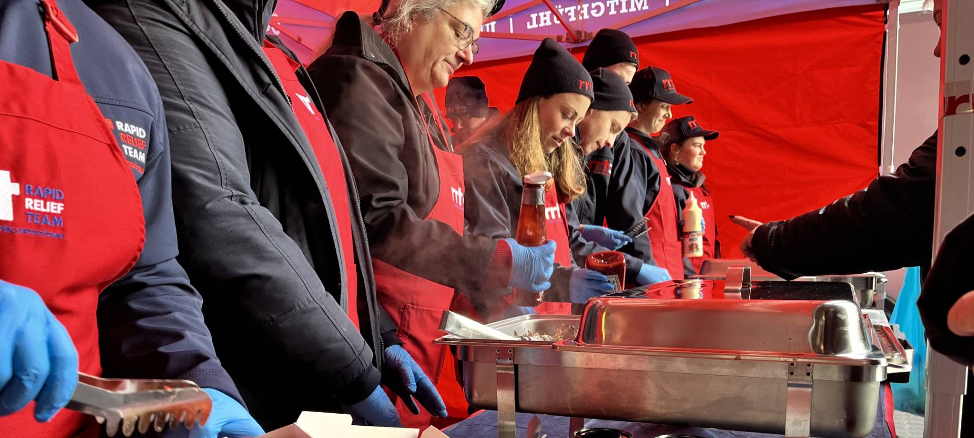 Siegener Tafel verteilt Weihnachtsgeschenke