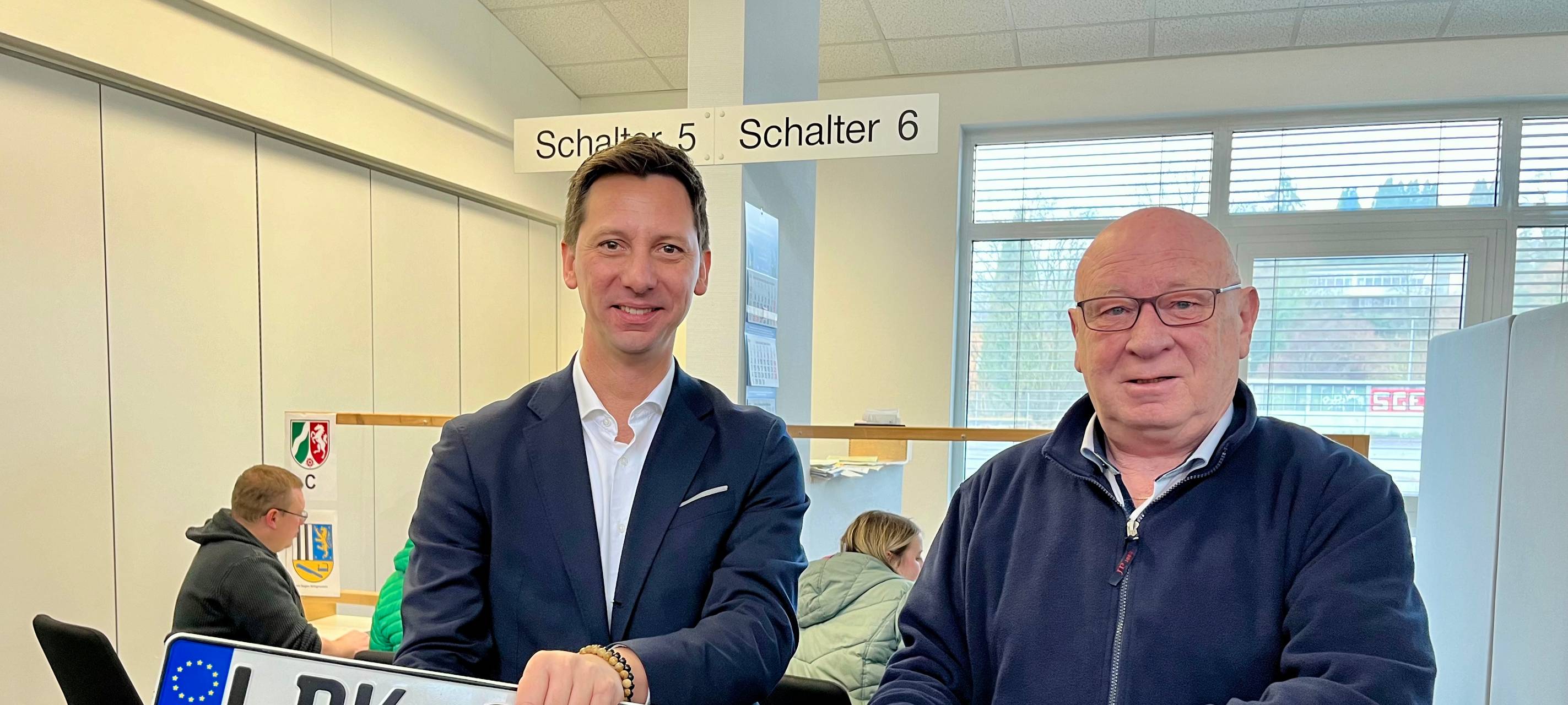 In Siegen und Bad Berleburg können wegen des Cyberangriffs aktuell gar keine KFZs zugelassen werden, Hilfe kommt u.a. aus Herborn im Lahn-Dill-Kreis.