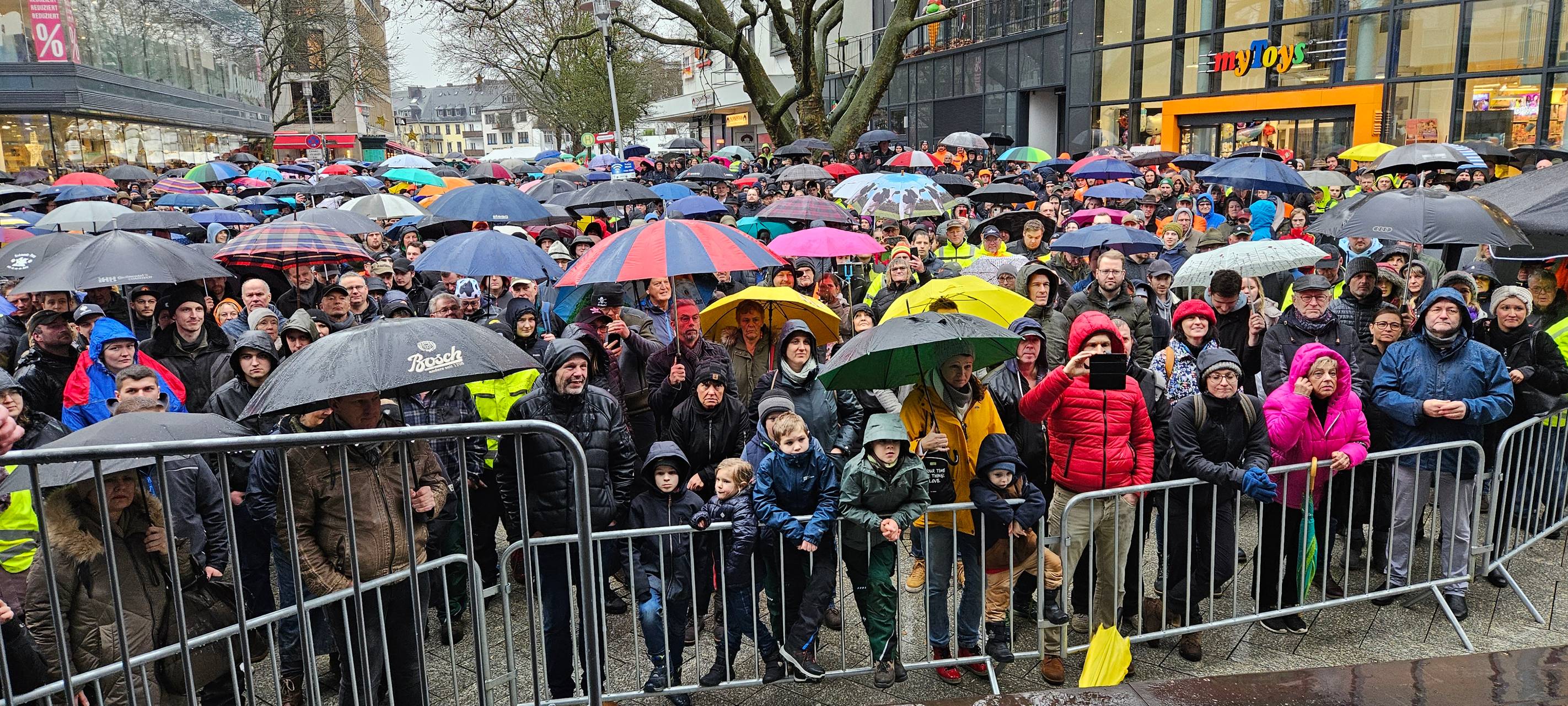 Auf dem Scheinerplatz in Siegen haben sich bis zu 1.400 Demo-Teilnehmer versammelt.