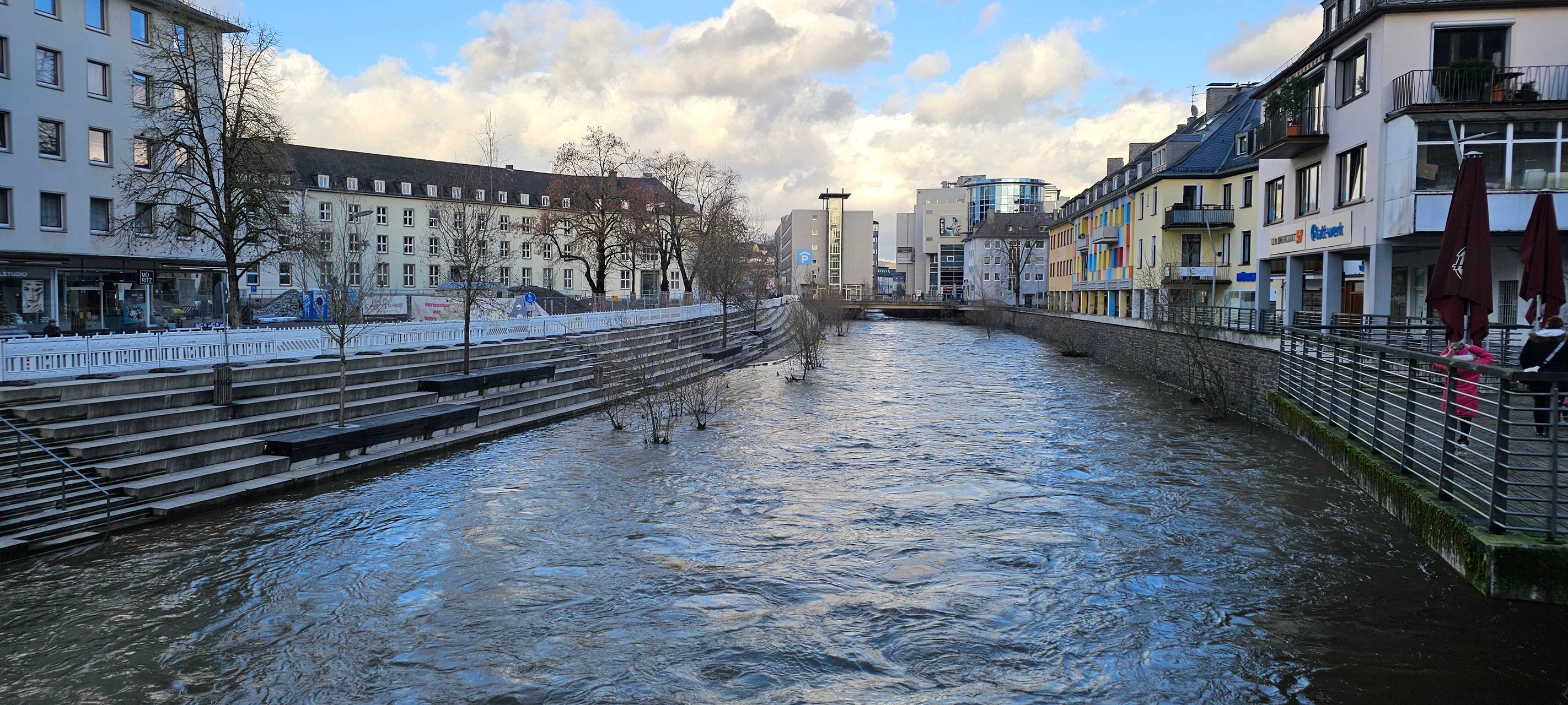 Die Sieg in der Siegener Innenstadt steigt an.
