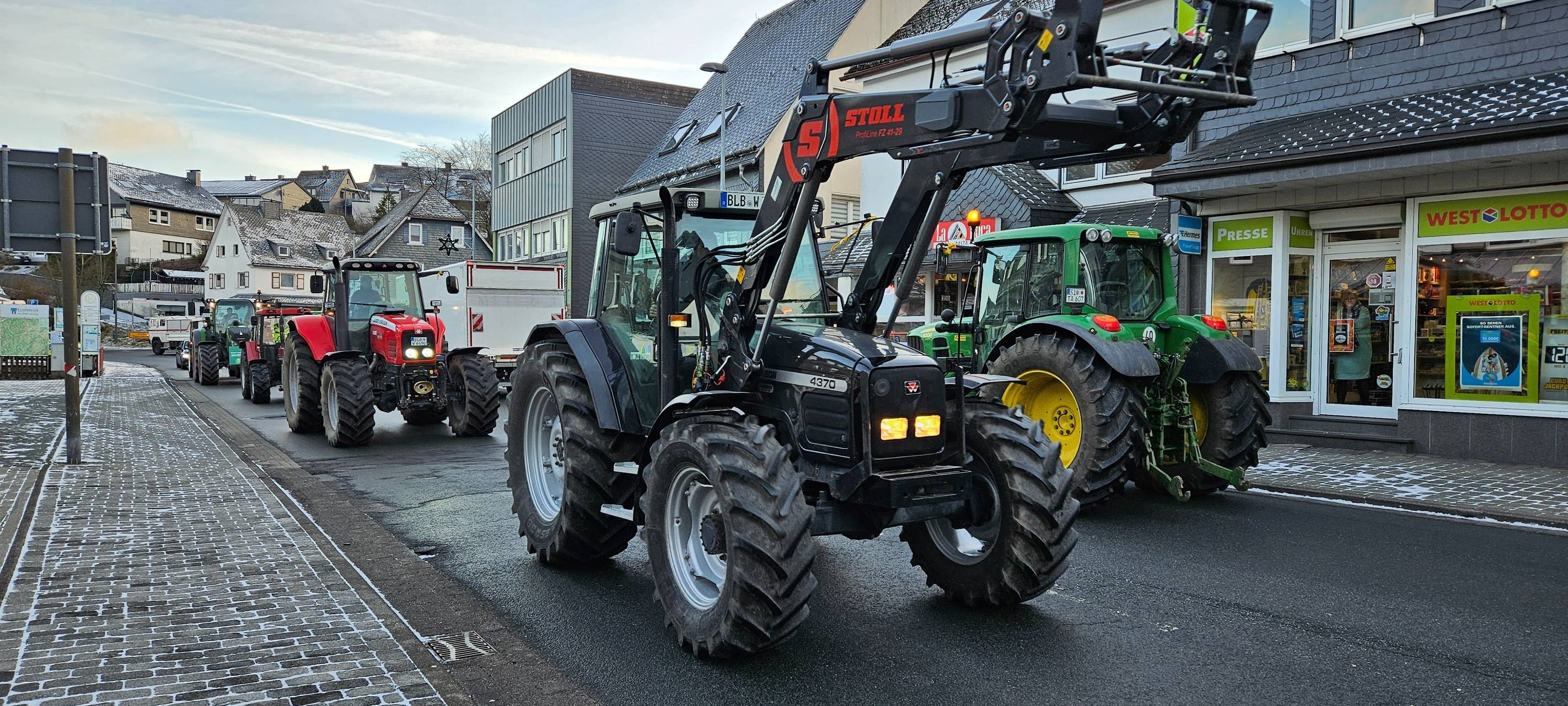 Traktoren auf einer Straße in Erndtebrück. Sie nehmen an einer Bauerndemo teil.