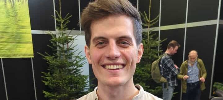 Michael Bruch tritt mit Abflussrohr an