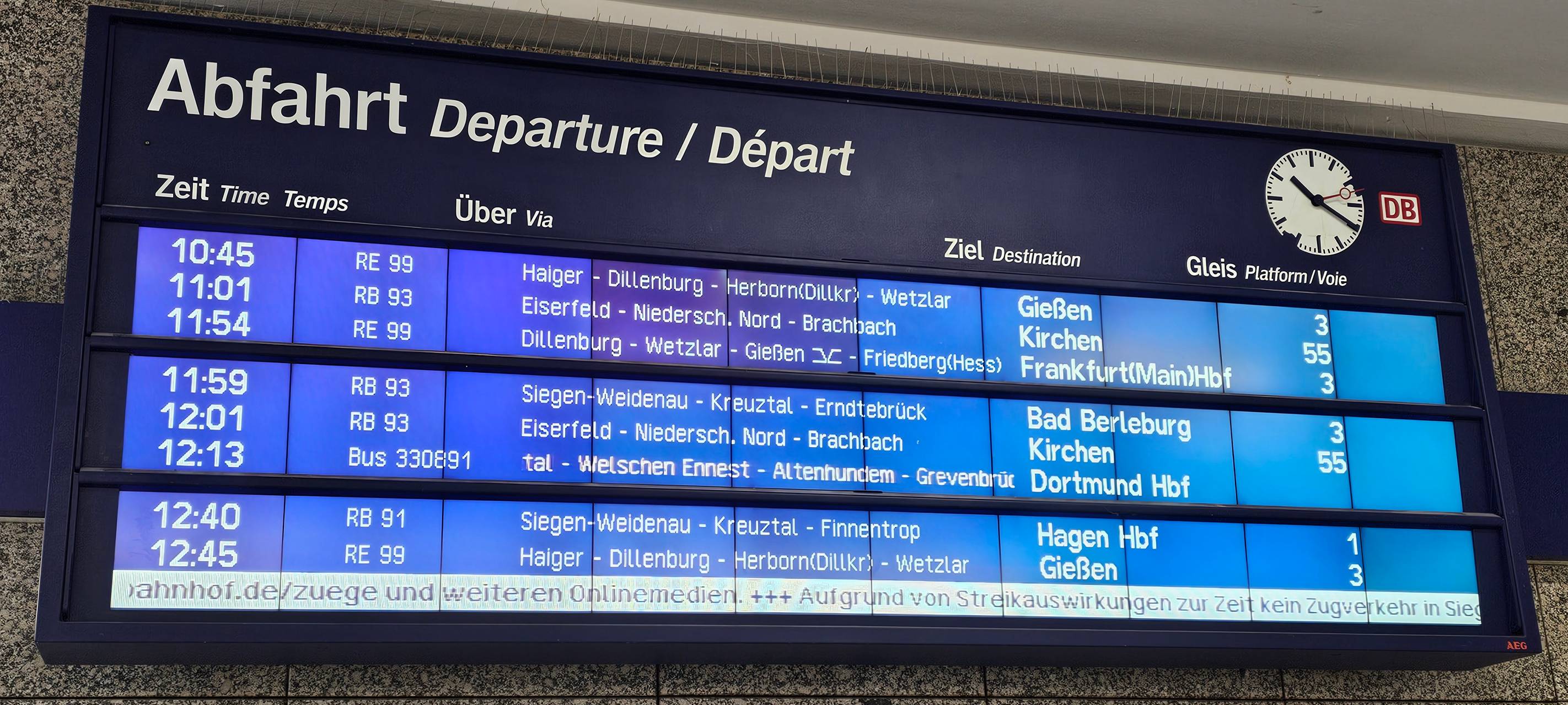 Menschenleere Bahnsteige