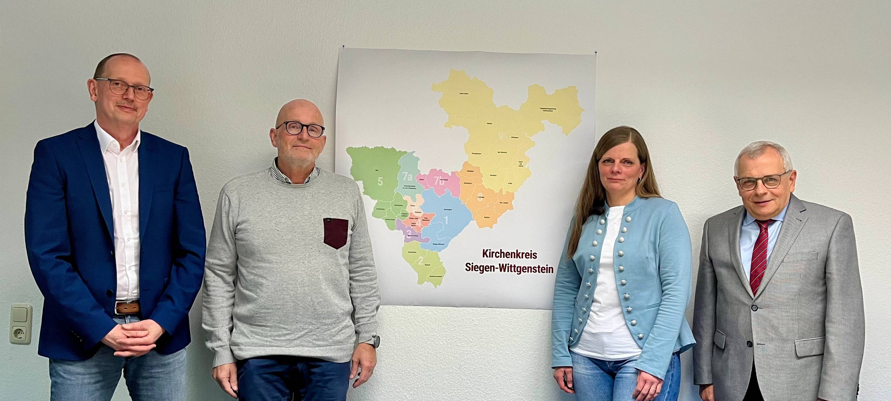 V.l.: Kandidat Volker Schubert, Vorsitzender des Nominierungsausschusses Norbert Ahl, Kandidatin Kerstin Grünert, Superintendent Peter-Thomas Stuberg