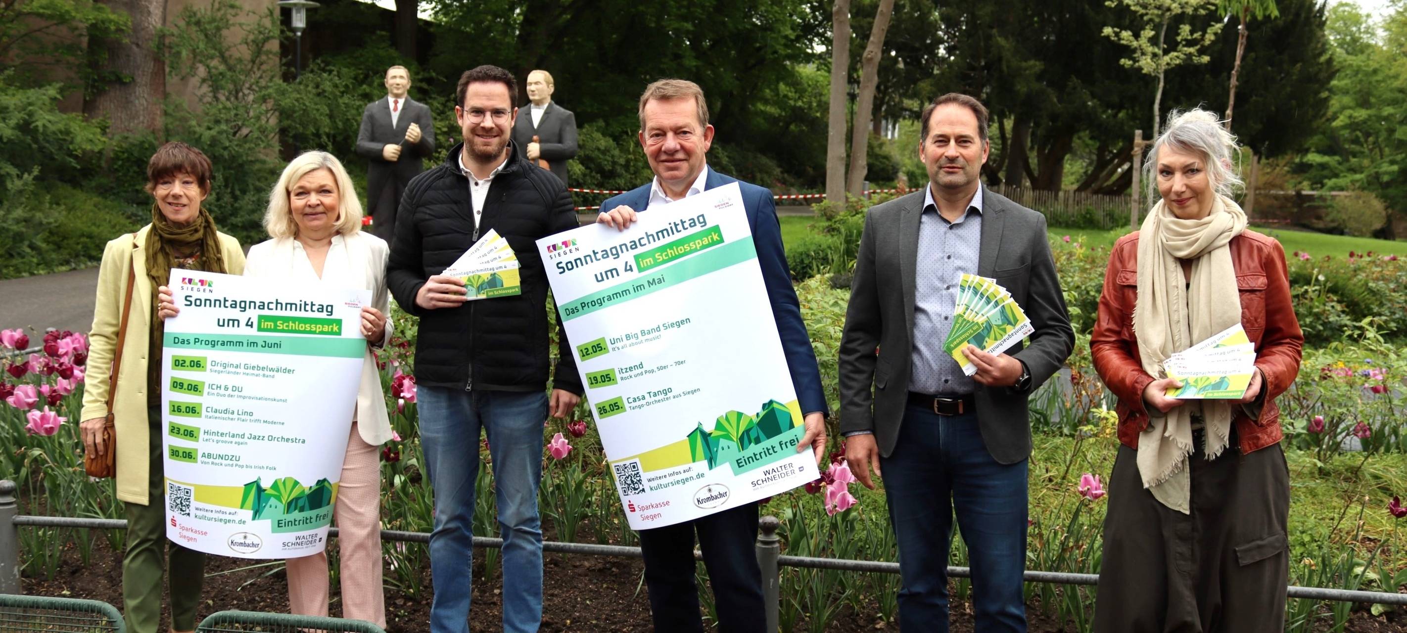 Gute Unterhaltung am Sonntagnachmittag bietet die Stadt Siegen, unterstützt von Sponsoren, demnächst wieder im Schlosspark. Im Bild (v. l.): Astrid Schneider, KulturSiegen, Tanja Herdlitschke, Sparkasse Siegen, Tim Köster, Krombacher Brauerei, Bürgermeister Steffen Mues, Kulturbeigeordneter Arne Fries und Pia Scharnberg, KulturSiegen