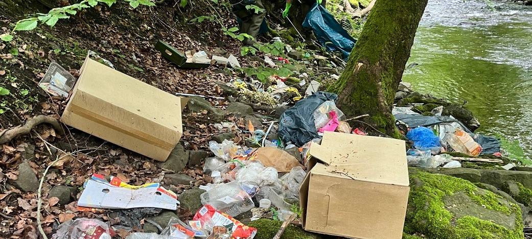 Müllberge am Lahnufer