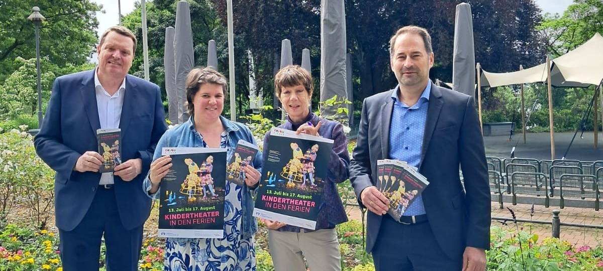 Das Foto zeigt (v. l.): Bernd Schöler, Volksbank in Südwestfalen, Lea-Marie Metz-Al Ashkar, Programmplanerin, Astrid Schneider, Leiterin KulturSiegen, und Arne Fries, Kulturbeigeordneter.