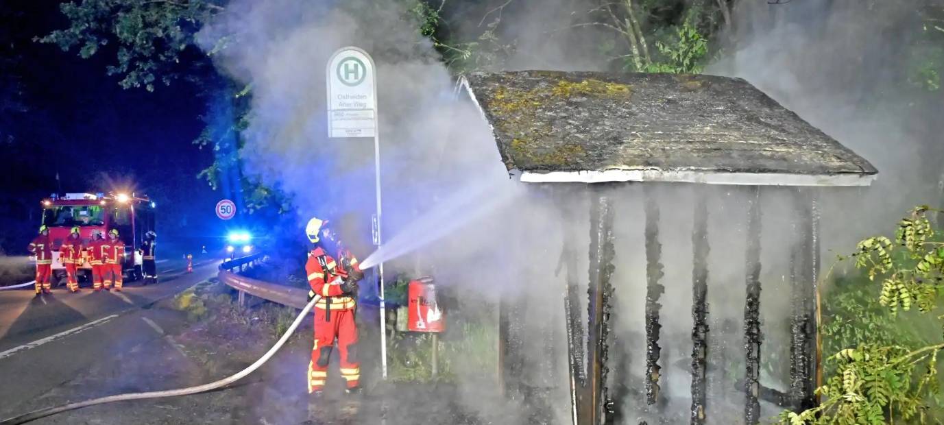 Buswartehäuschen in Flammen