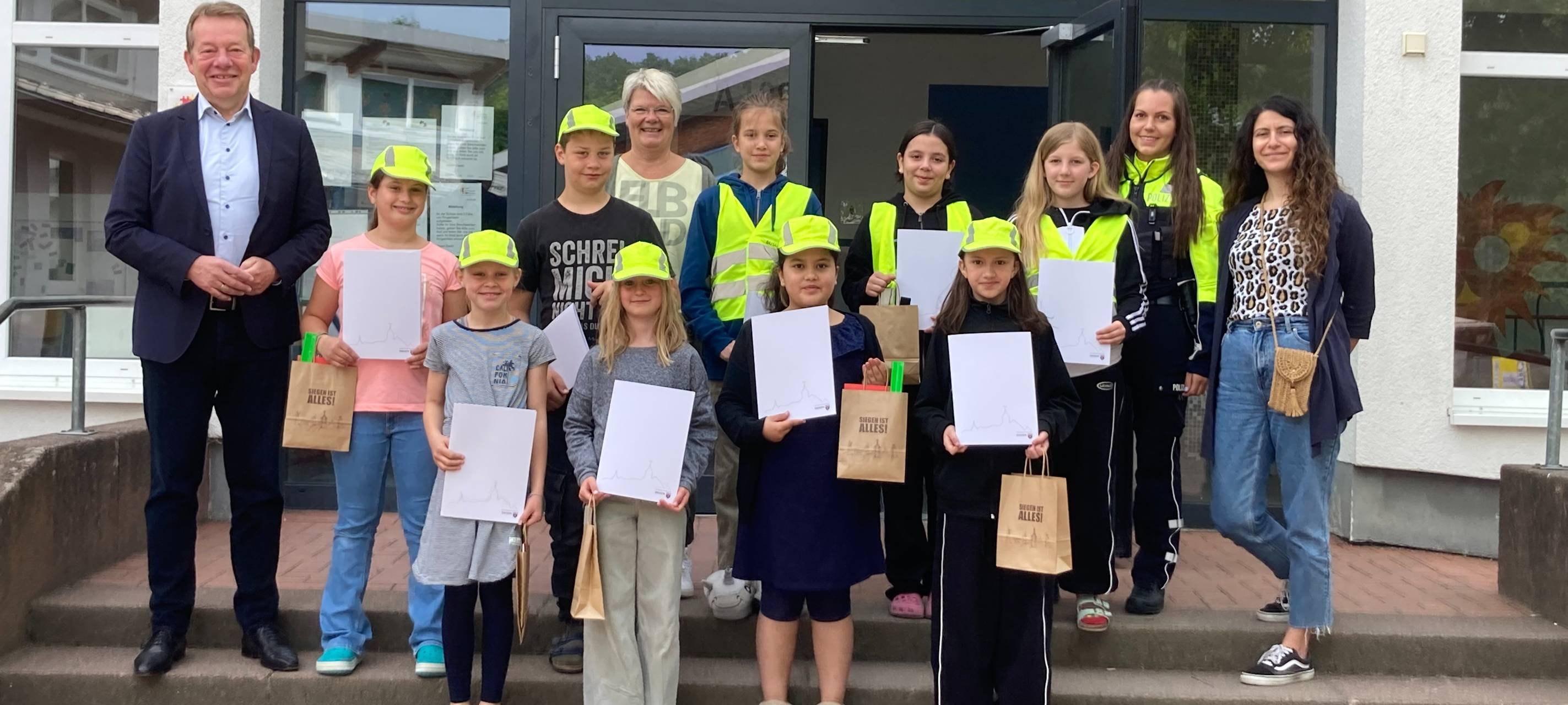 An der Birlenbacher Schule wurden jetzt insgesamt neun Schülerinnen und Schüler für ihren Einsatz als Schülerlotsinnen und -lotsen geehrt.