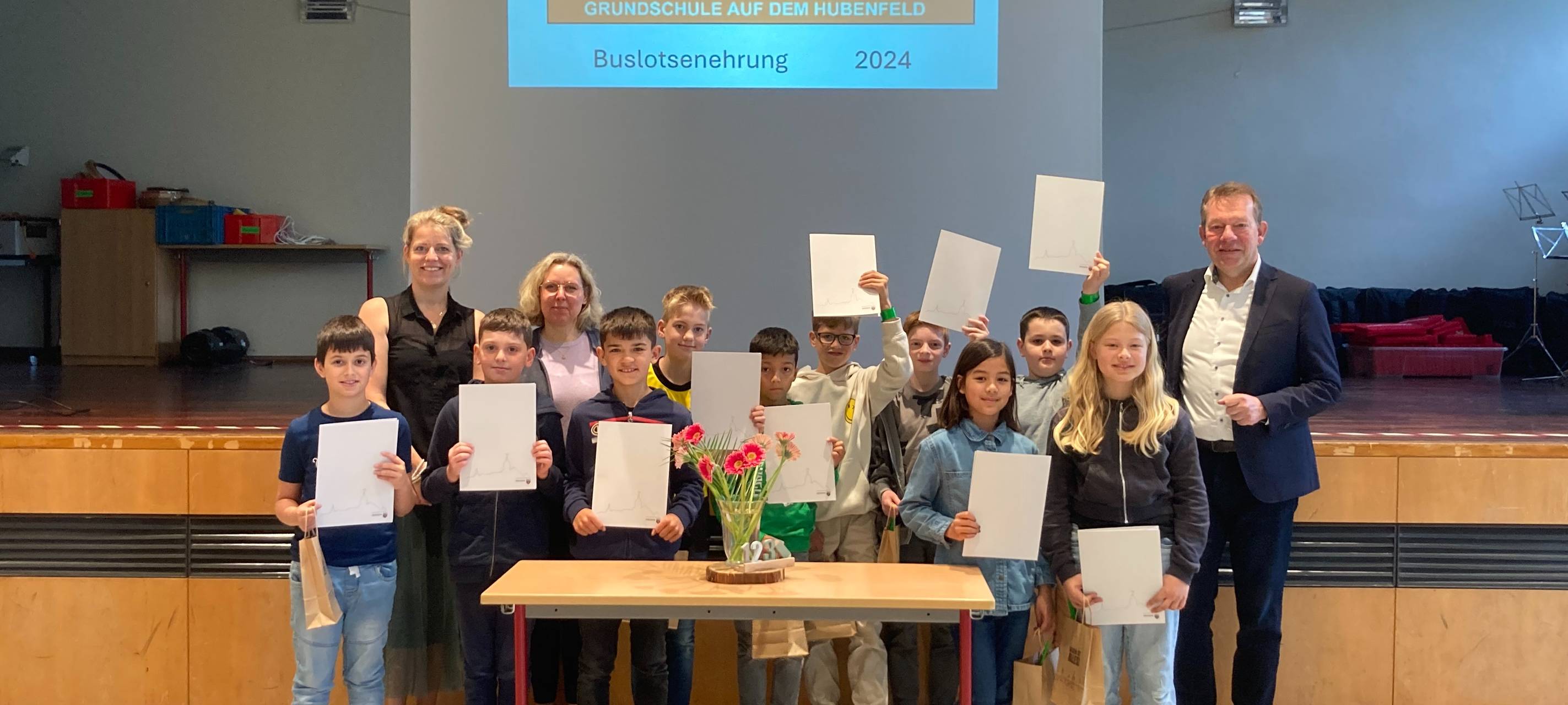 Urkunden und Freibad-Karten gab es zum Dank auch an der Grundschule am Hubenfeld: Zehn Schülerinnen und Schüler setzen sich hier für einen sicheren Schulweg ein.