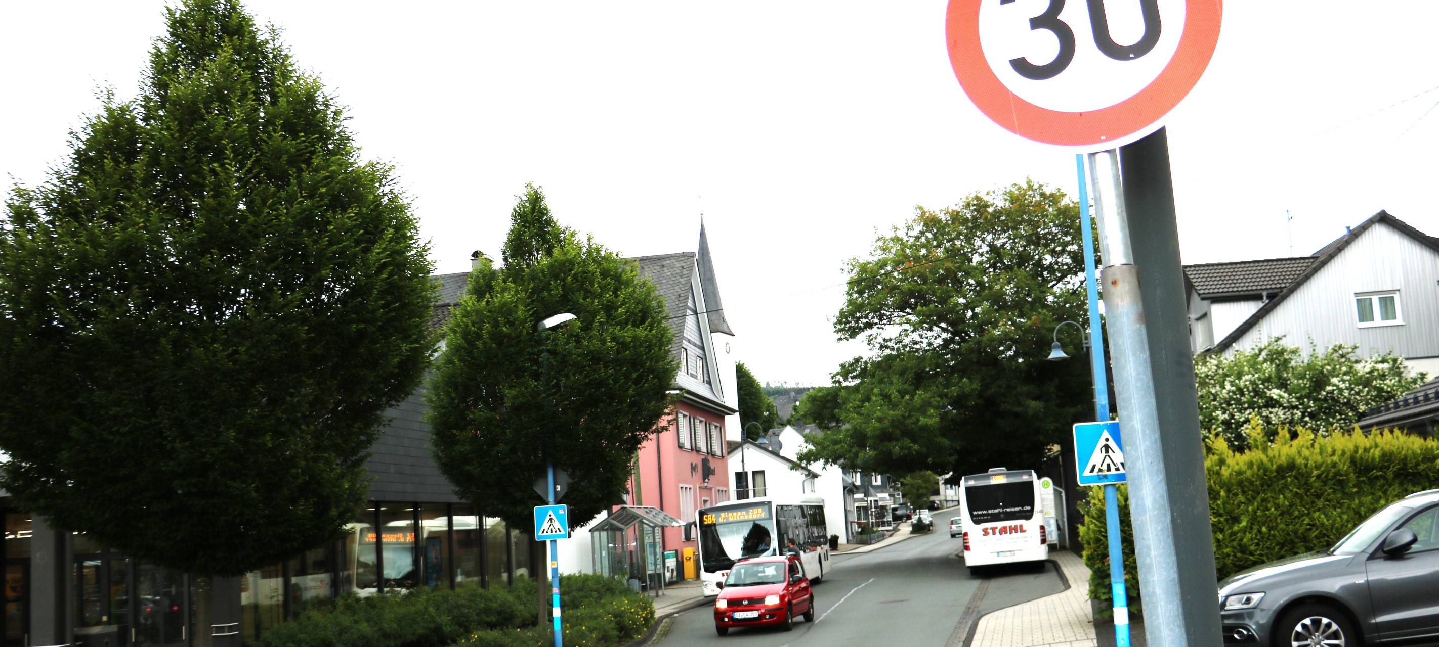 Zwischen Eicher Weg und Burgweg gilt auf der Nassauischen Straße ab sofort eine maximale Höchstgeschwindigkeit von 30 km/h in beiden Richtungen.