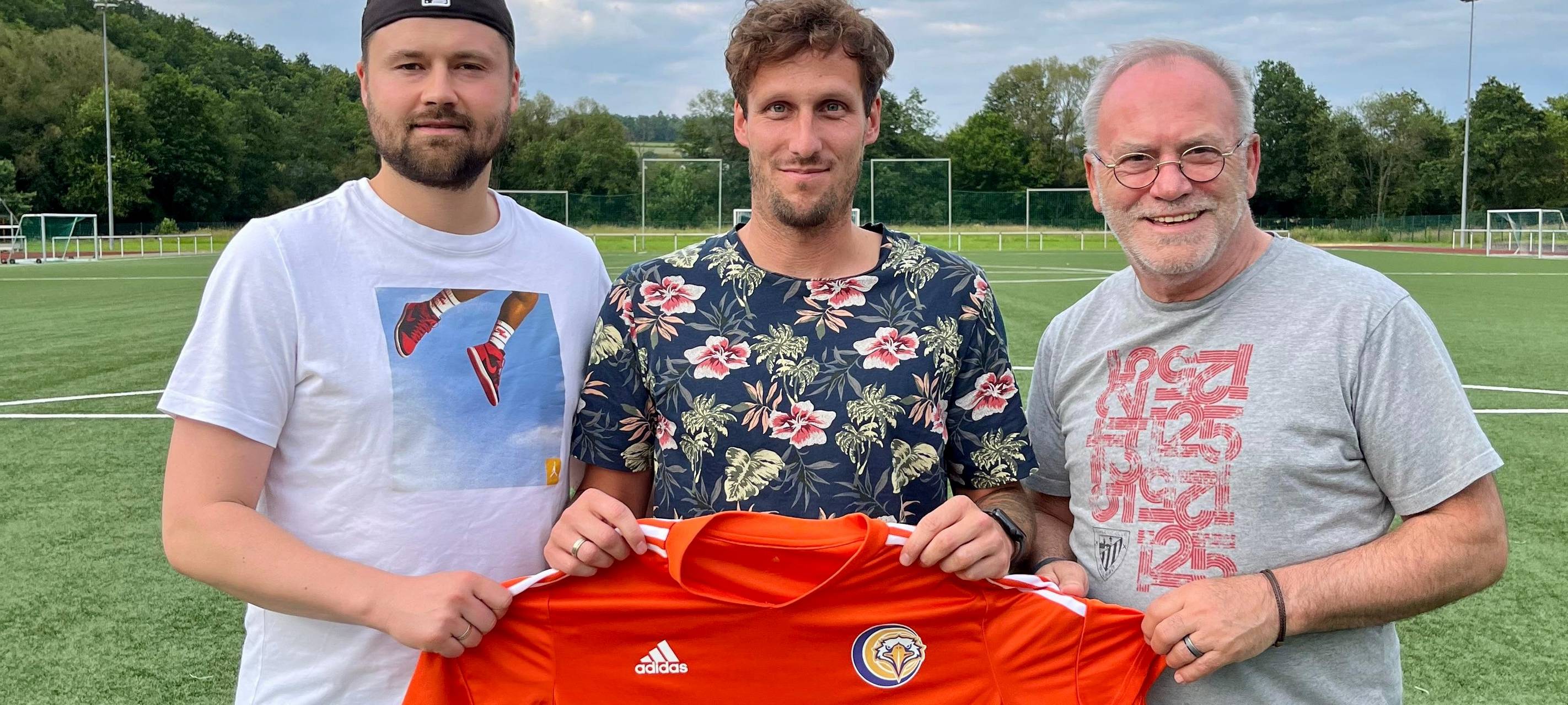 v.l.: Trainer Toni Gänge, Waldrich, Fußballvorstand Reiner Jakobs