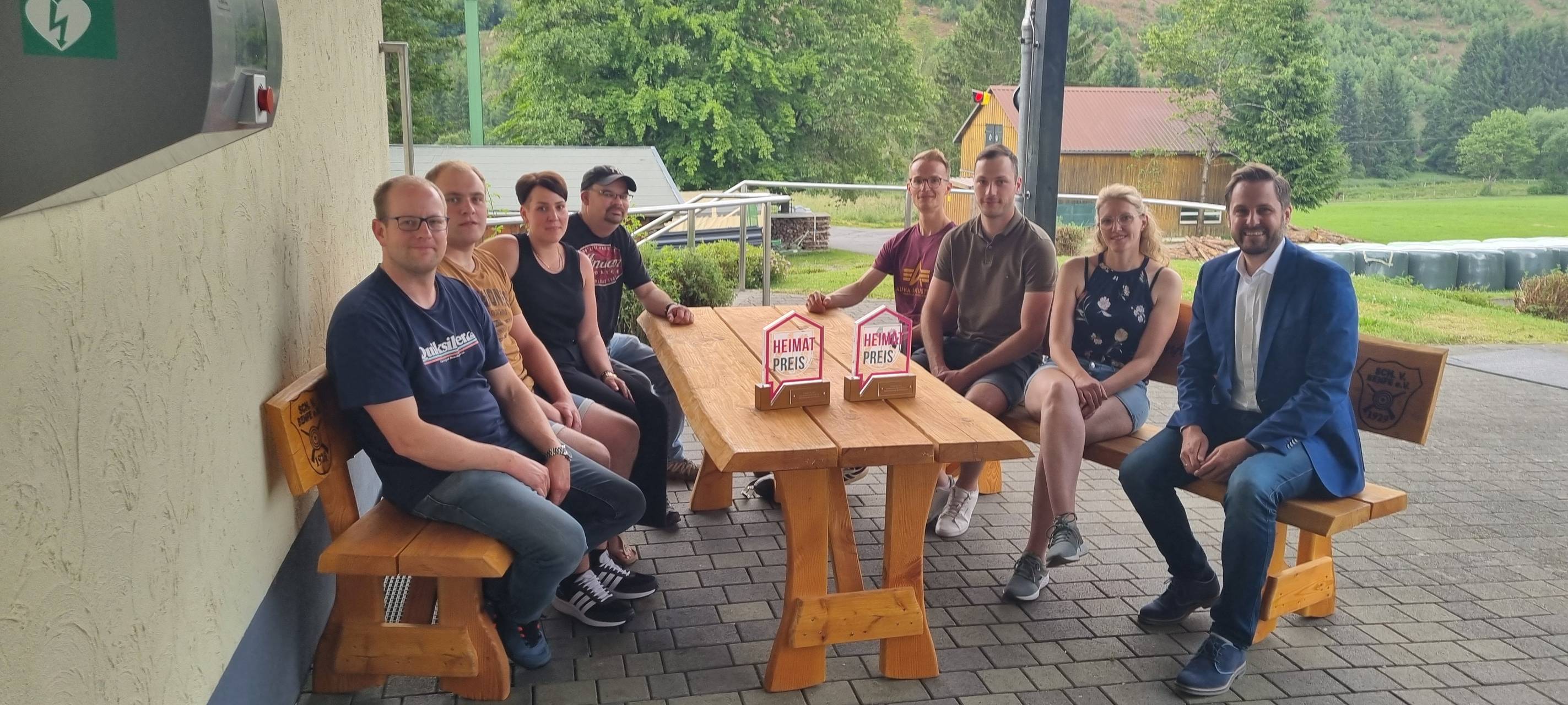 Schützenverein und Heimatverein Benfe freuen sich über die Verleihung des Heimatpreises, Platz 2 und 3. Sie wurden für Projekte der Heimatpflege und Gemeinschaftsförderung ausgezeichnet. Diese wollen sie auch in Zukunft für Benfe fortführen.