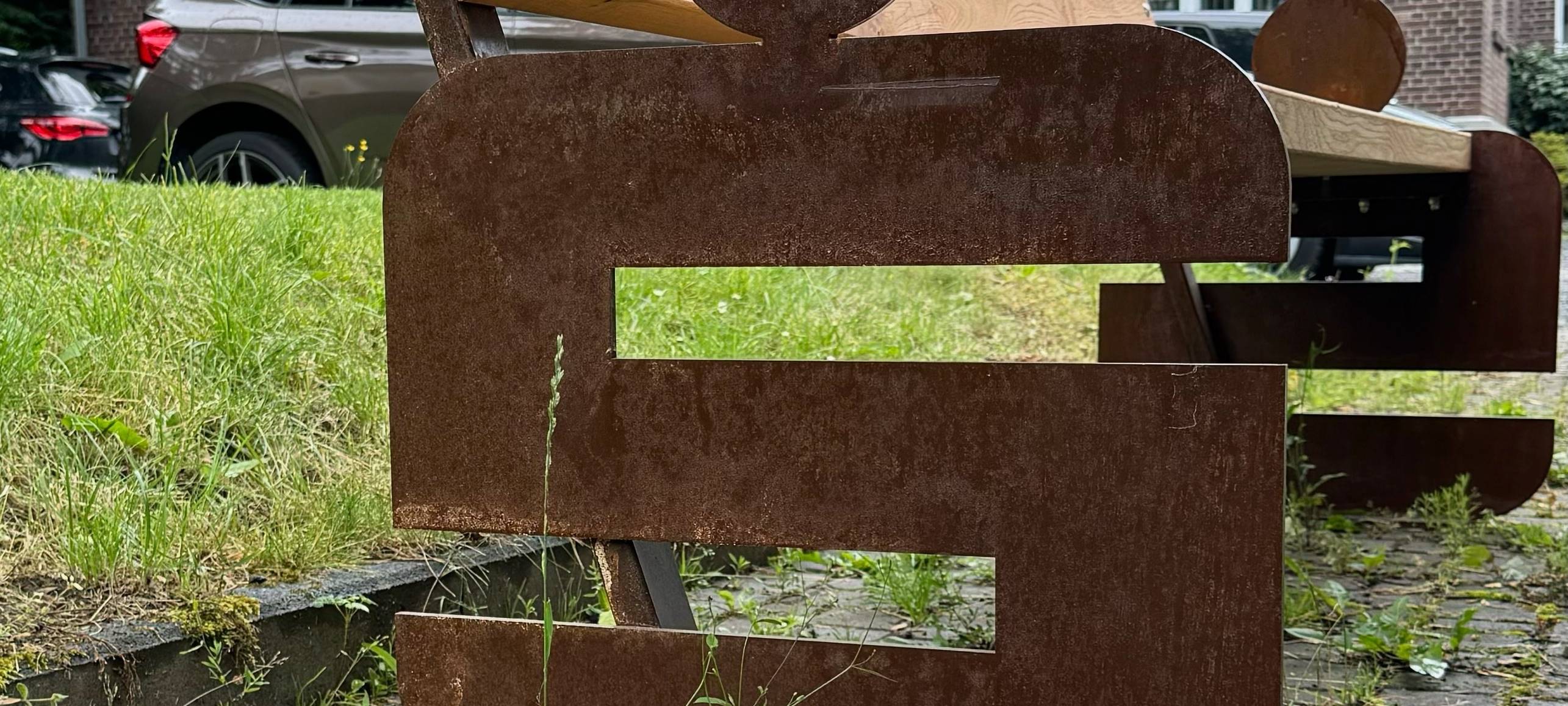 Sparkasse Wittgenstein verschenkt Bänke zum 175. Geburtstag