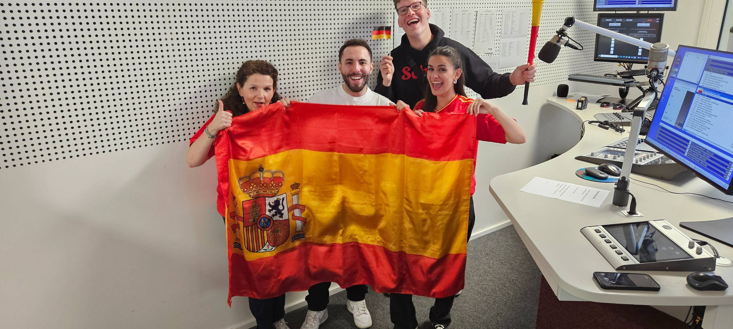 Drei Spanien-Fans im Radio Siegen-Studio.