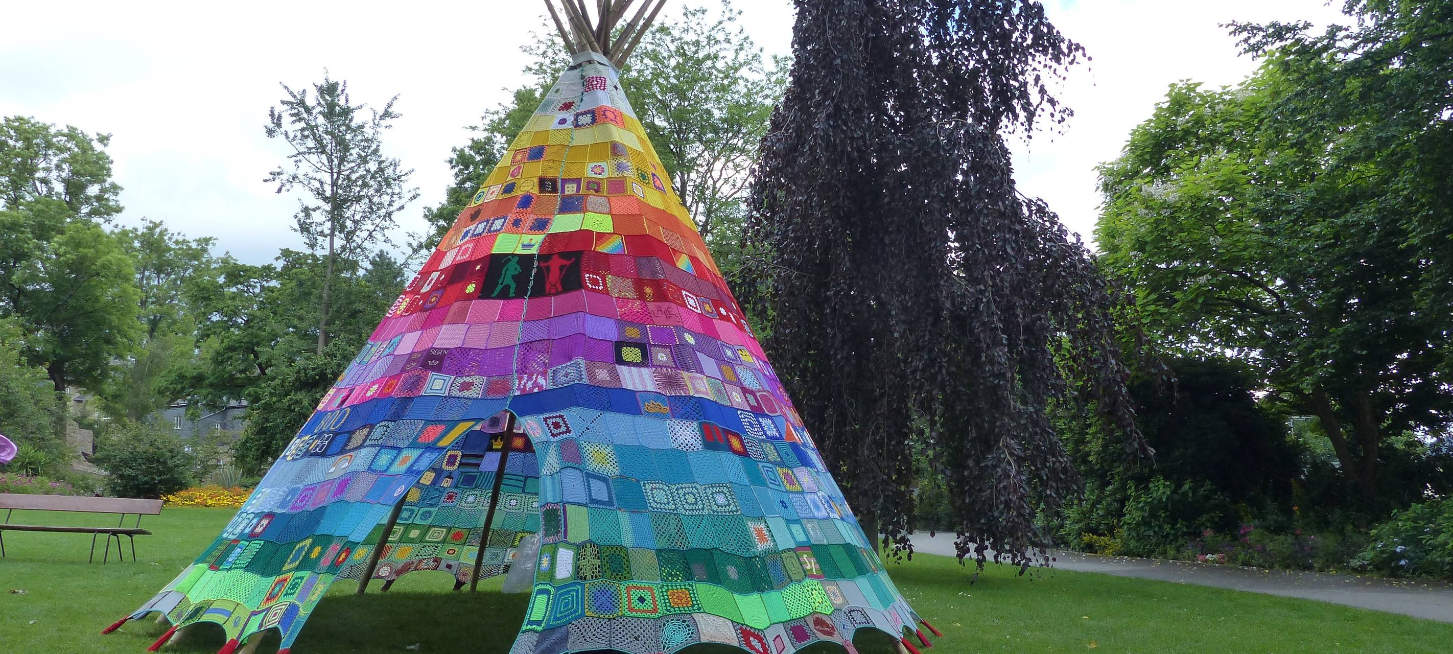 Häkel-Tipi im Siegener Schlosspark