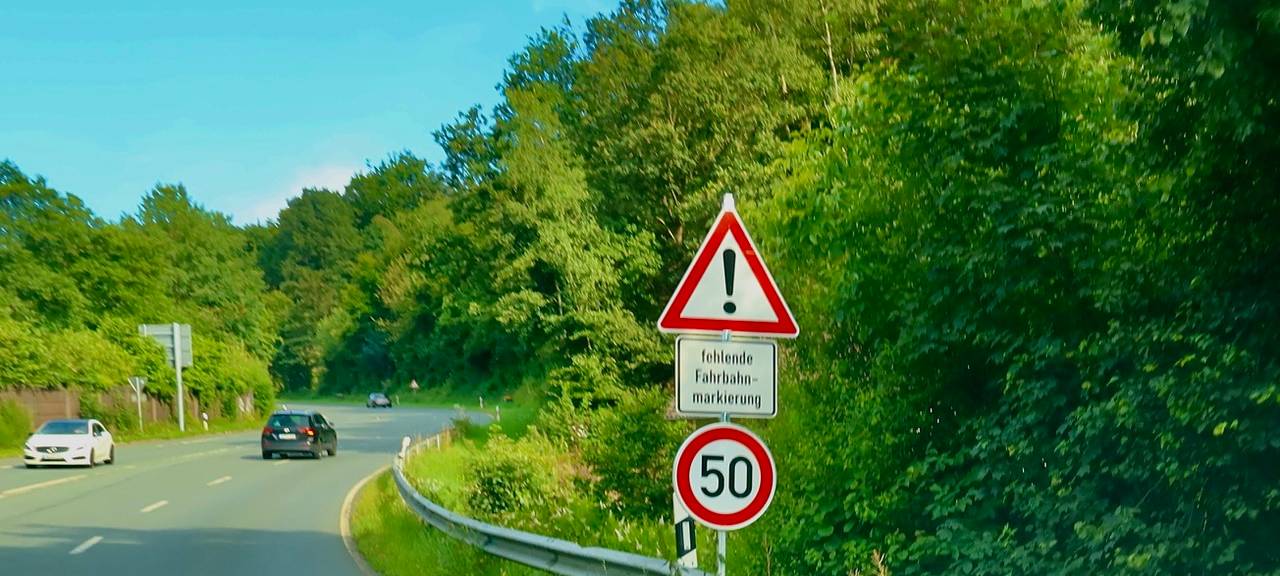 Fehlende Fahrbahnmarkierung