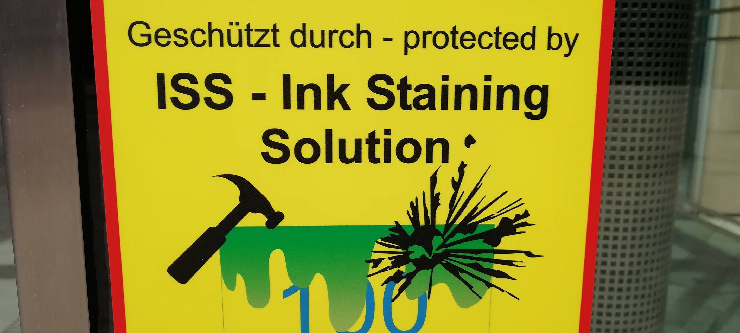 Deutlich sichtbar: Bei der Sparkasse Siegen lohnt sich ein Angriff auf die Geldautomaten nicht.