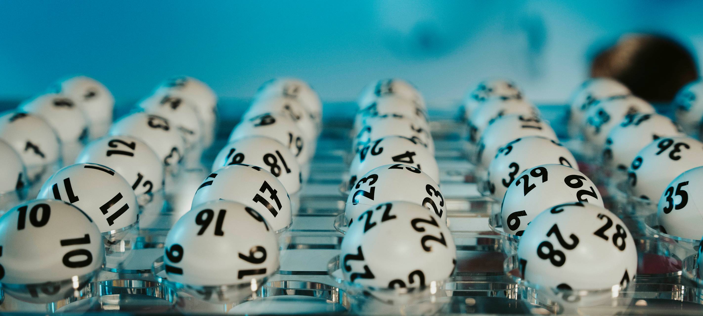 Grund zur Freude gibt es für einen Lottospieler aus dem Kreis Siegen-Wittgenstein: seine Gewinnsumme beläuft sich auf rund 1,1 Millionen Euro. Mit dem siebenstelligen Gewinn vom 27. Juli steigt die Zahl der WestLotto-Millionäre. Insgesamt 30 Millionengewinne gibt es bisher in diesem Jahr in Nordrhein-Westfalen.