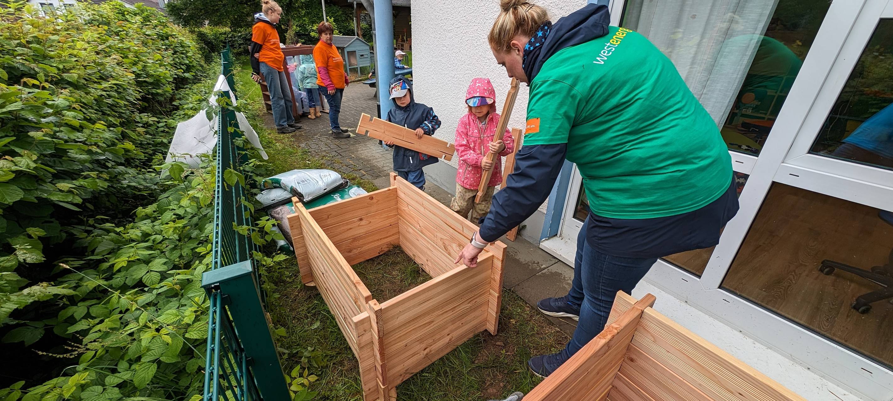 Kleine und große Helfende: Daniela Kiel (z.v.l), Projektpate Philipp Stöber (z.v.r.) mit Erziehenden und Kindern der KiTa